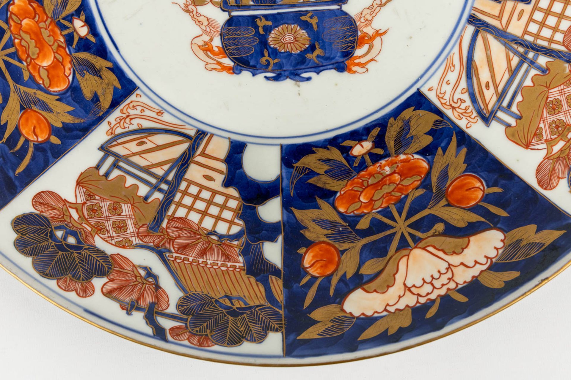 A pair of large Japanese Imari plates, 19th/20th C. (D:47 cm) - Image 11 of 13