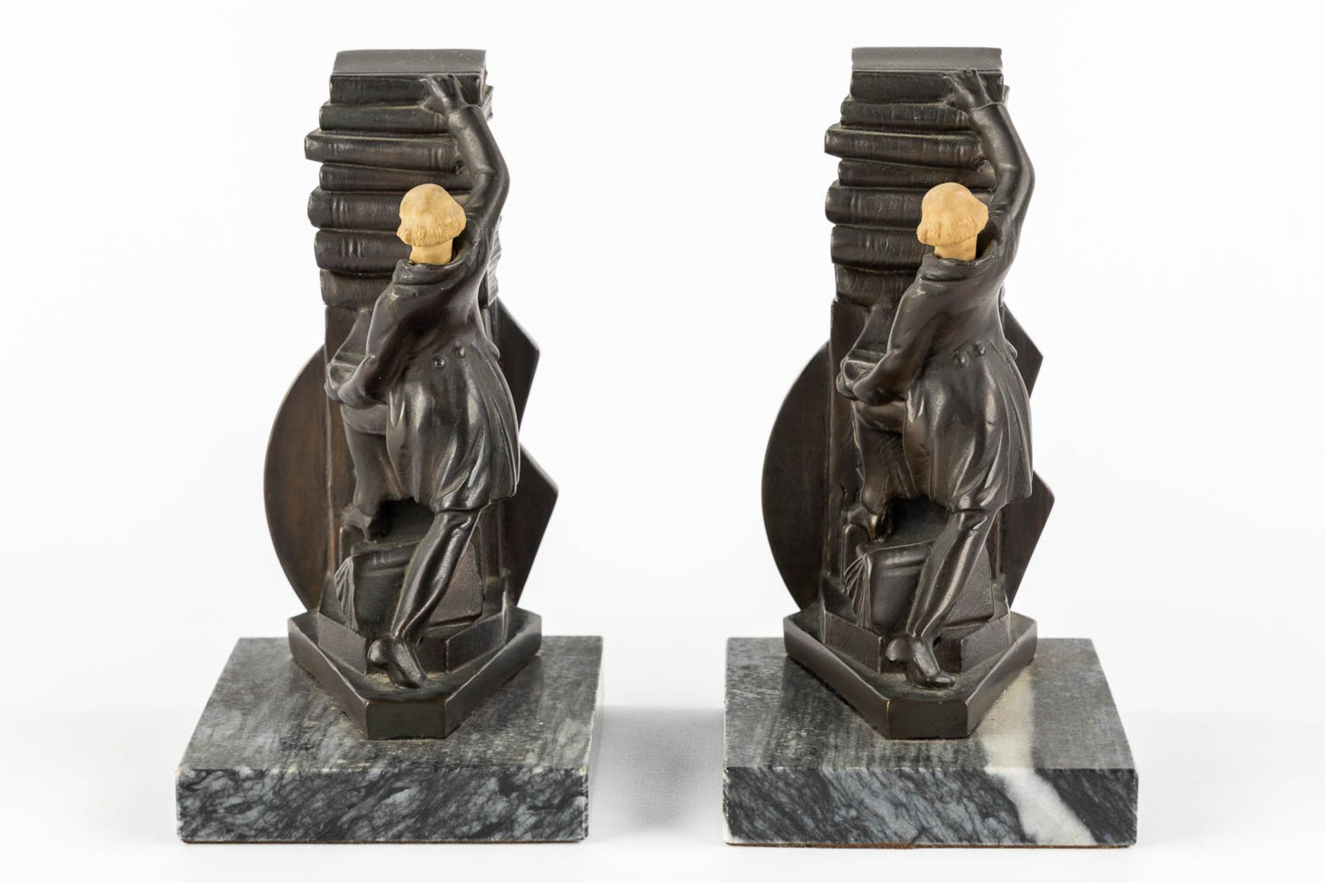 A pair of bronze 'book ends', patinated bronze mounted on marble. Circa 1920. (L:10 x W:12 x H:17 cm - Image 6 of 10