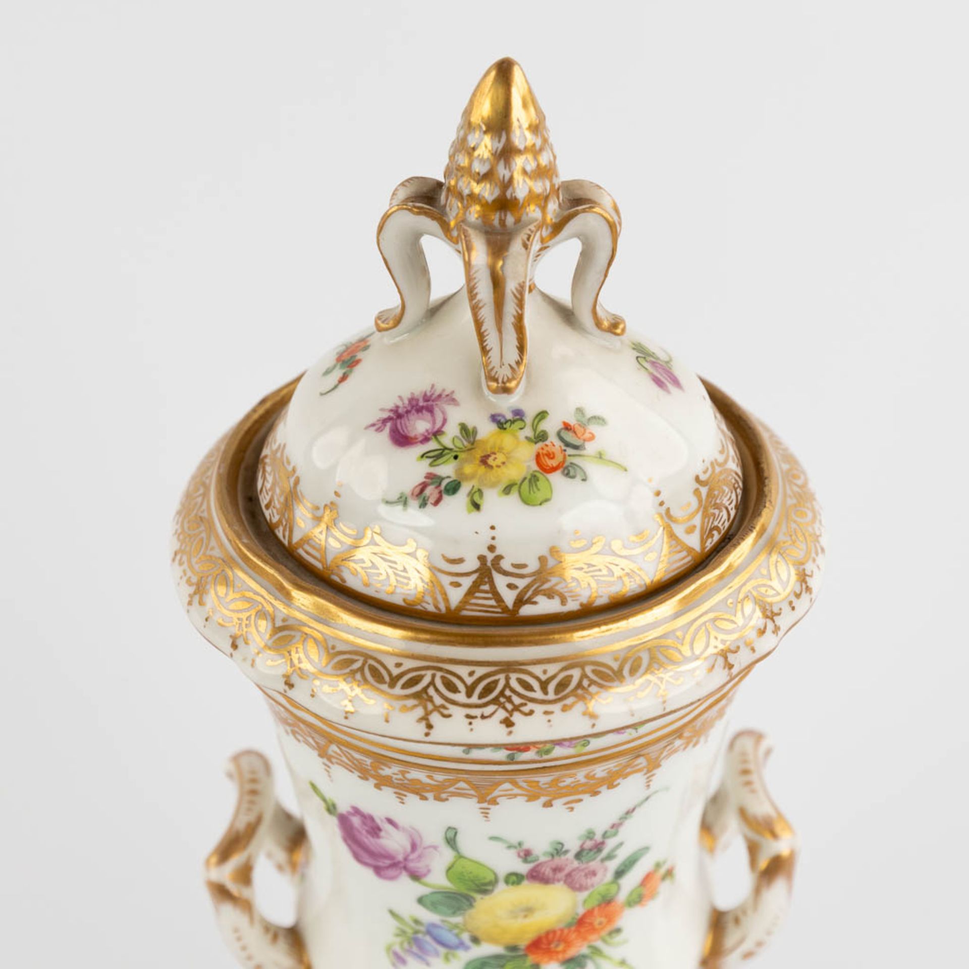 Dresden, a pair of polychrome urns with a lid. Hand-painted floral decor. (L:8,5 x W:9 x H:26 cm) - Bild 11 aus 14