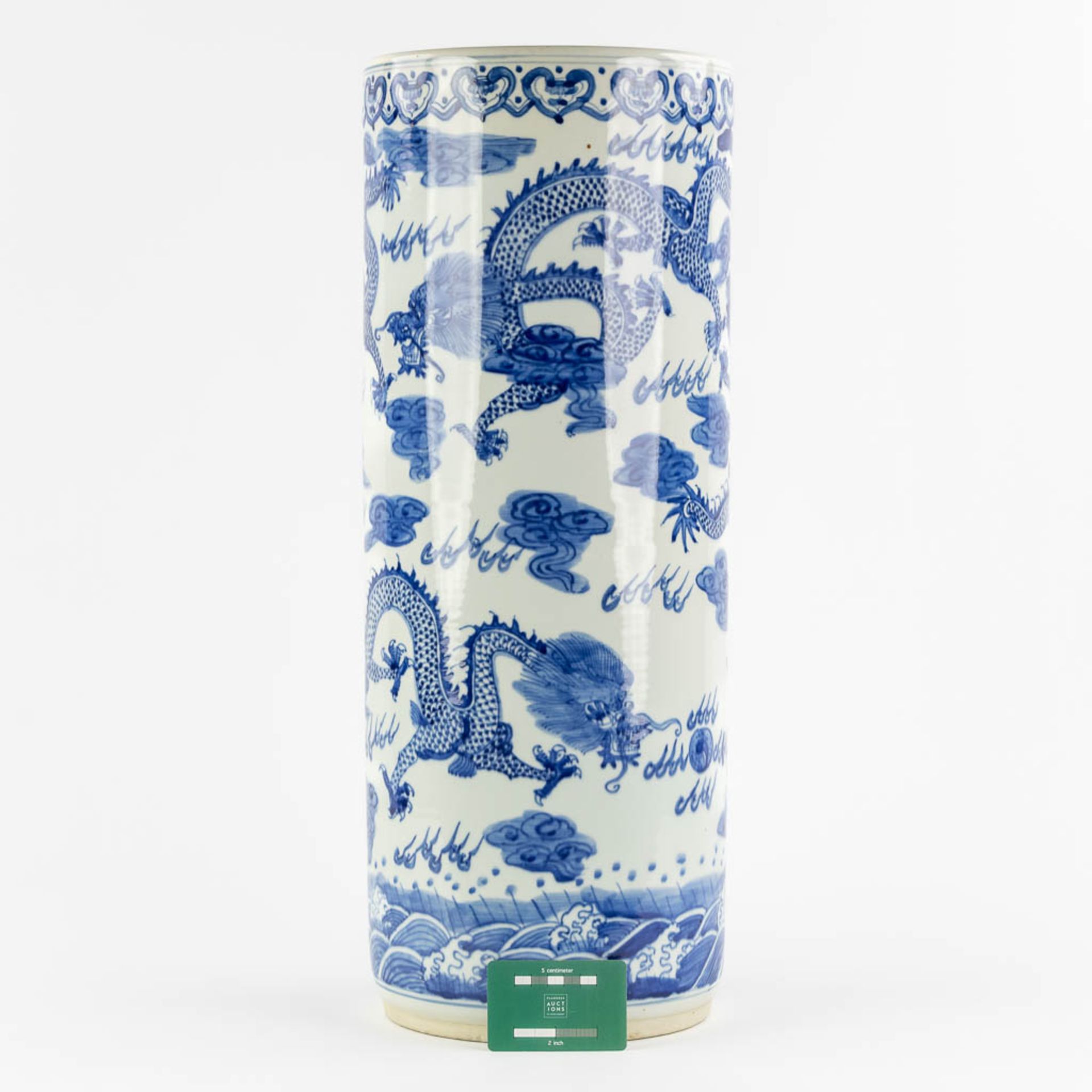 An Oriental umbrella stand, blue-white decor of dragons. 20th C. (H:60 x D:24 cm) - Image 2 of 11