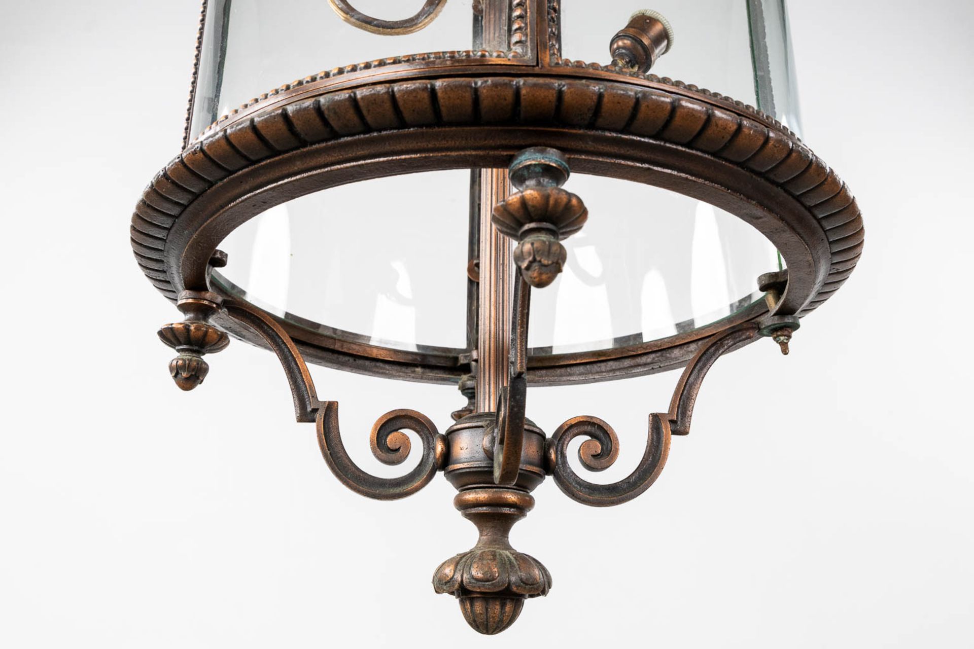 A large lantern, patinated metal and glass. Circa 1900. (H:144 x D:45 cm) - Bild 9 aus 12
