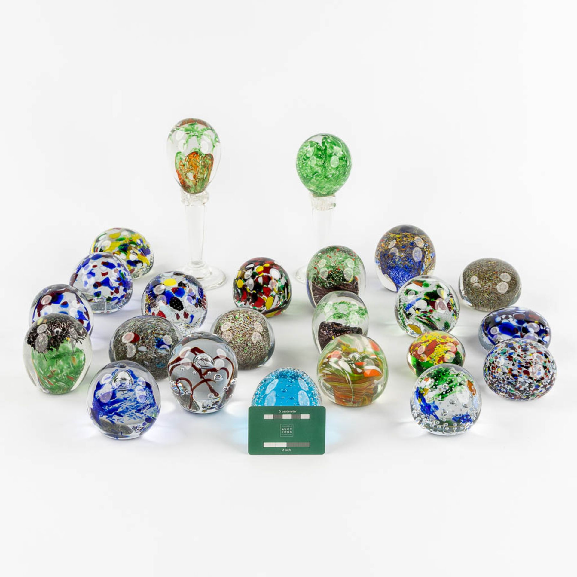 A large collection of 23 glass paperweights, Murano, Italy. (H:22,5 cm) - Bild 17 aus 17