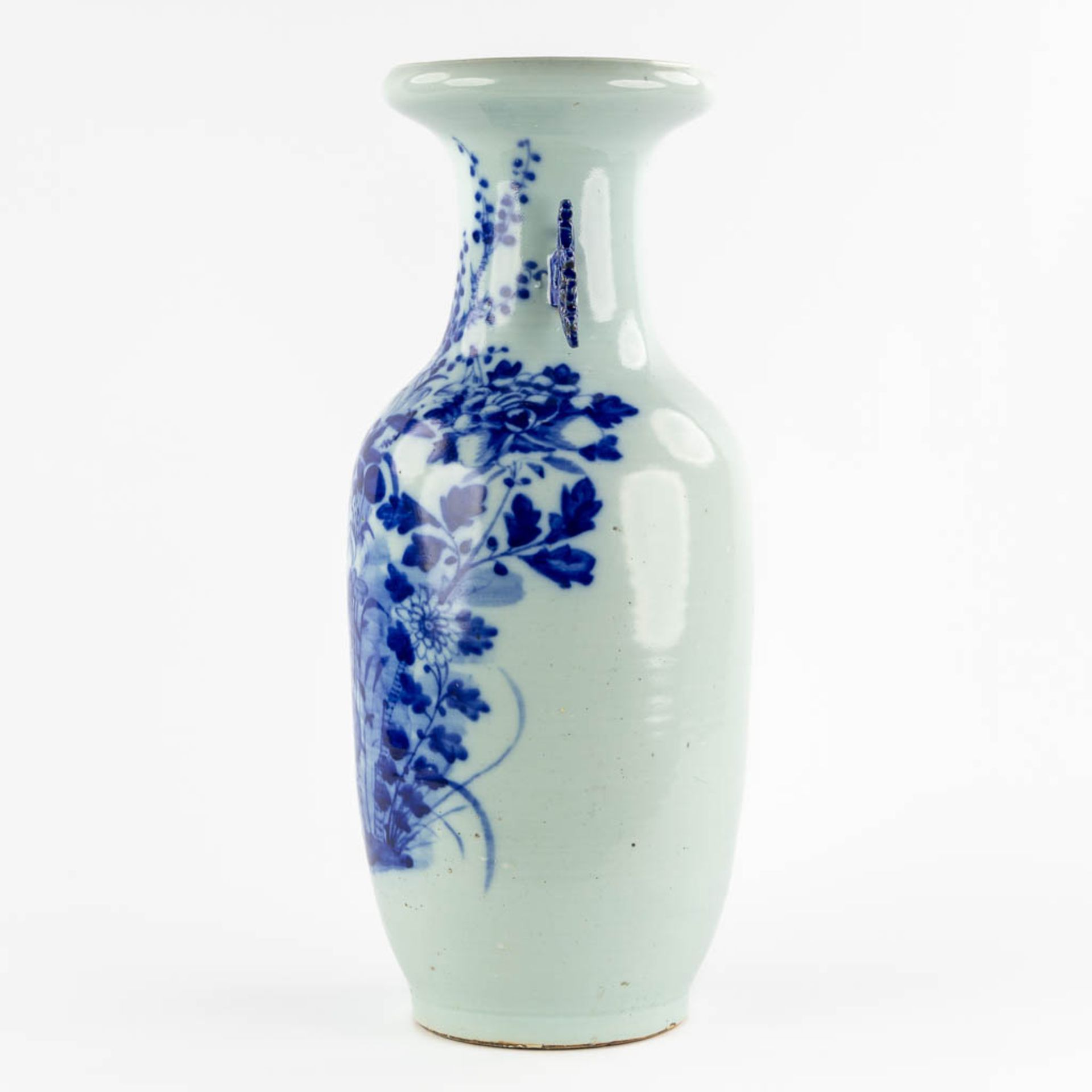 A Chinese Celadon vase with a blue-white fauna and flora decor. 19th/20th C. (H:58 x D:24 cm) - Bild 6 aus 10