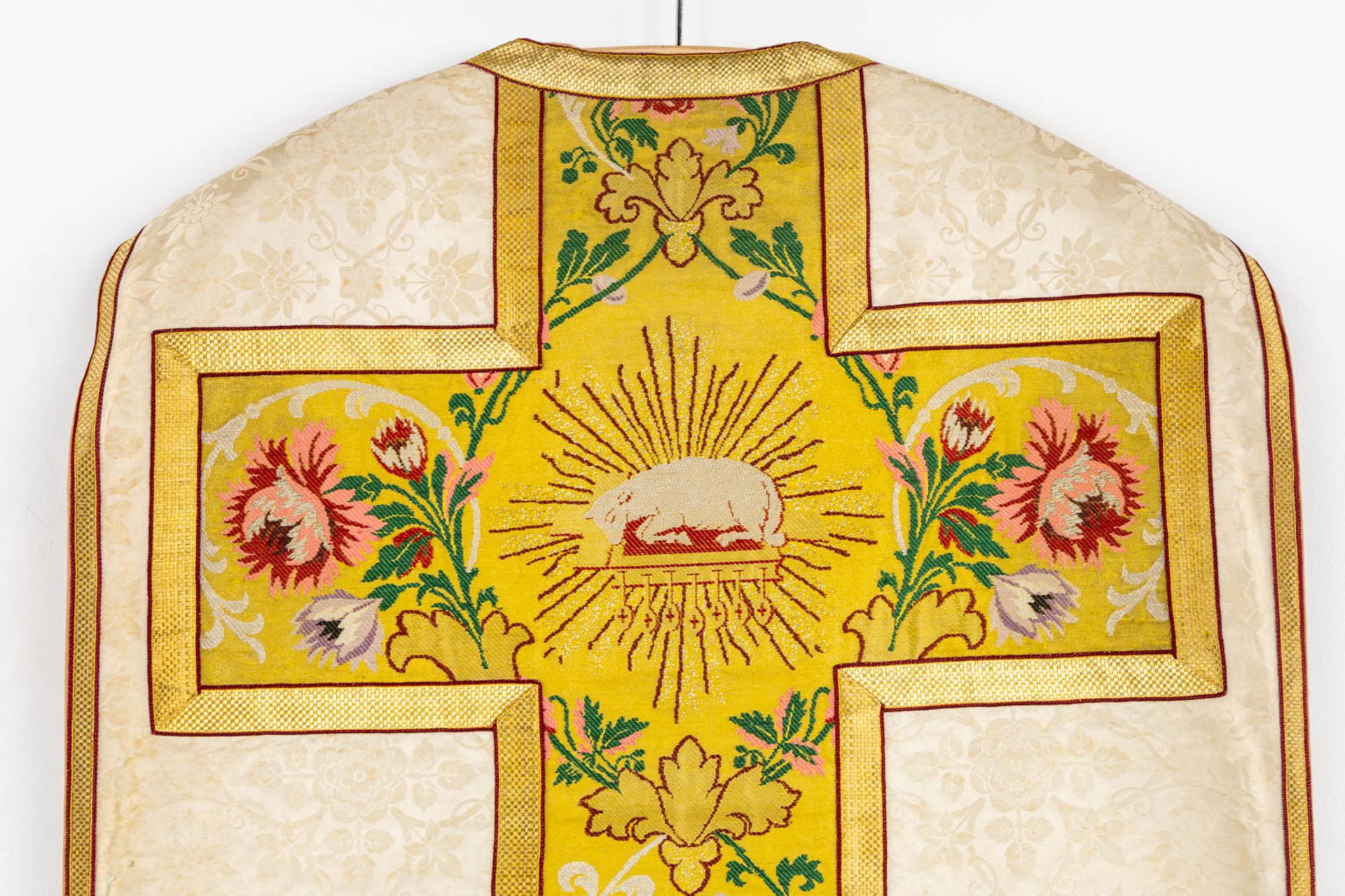 Four Dalmatics and two Roman Chasubles, Embroideries with floral decors. - Bild 16 aus 39
