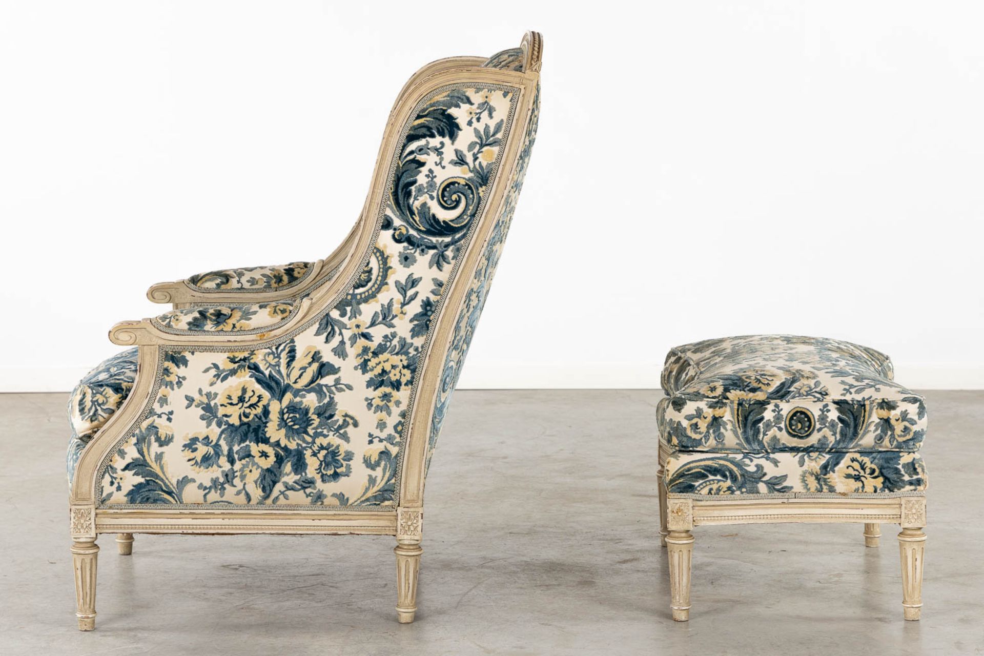 A decorative armchair, sculptured wood in Louis XVI style. (L:90 x W:67 x H:107 cm) - Bild 6 aus 11