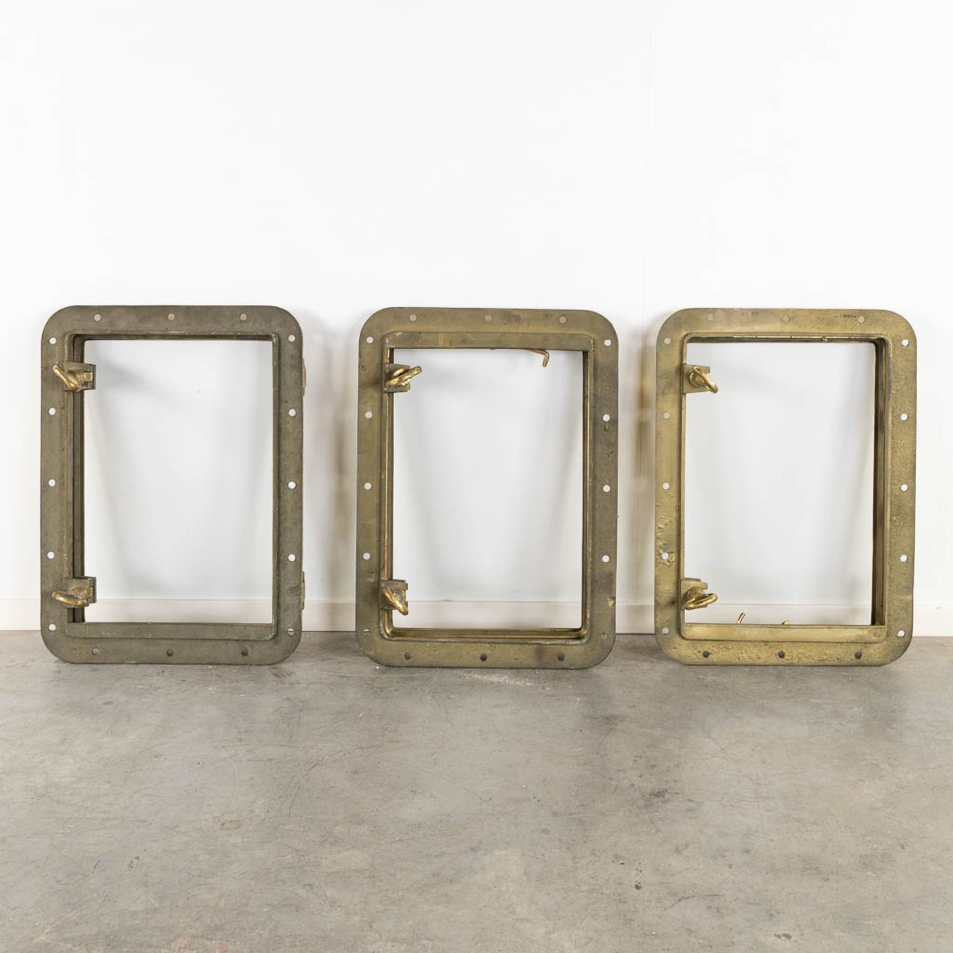 Three rectangular portholes, bronze. (L:17 x W:53 x H:74 cm) - Bild 6 aus 9