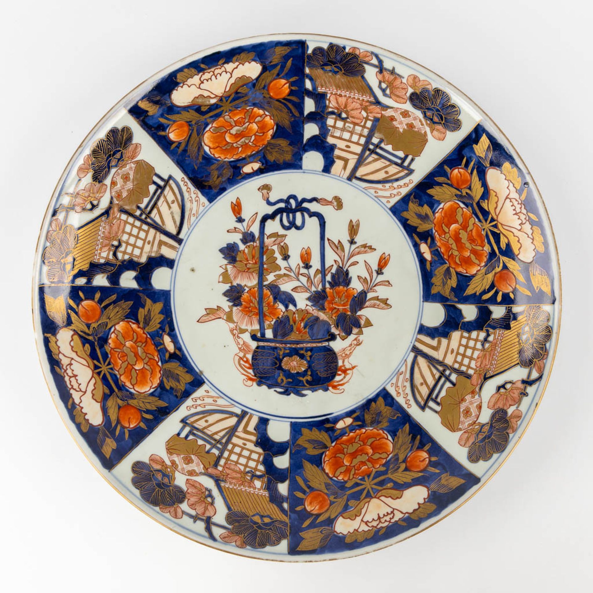 A pair of large Japanese Imari plates, 19th/20th C. (D:47 cm) - Image 3 of 13