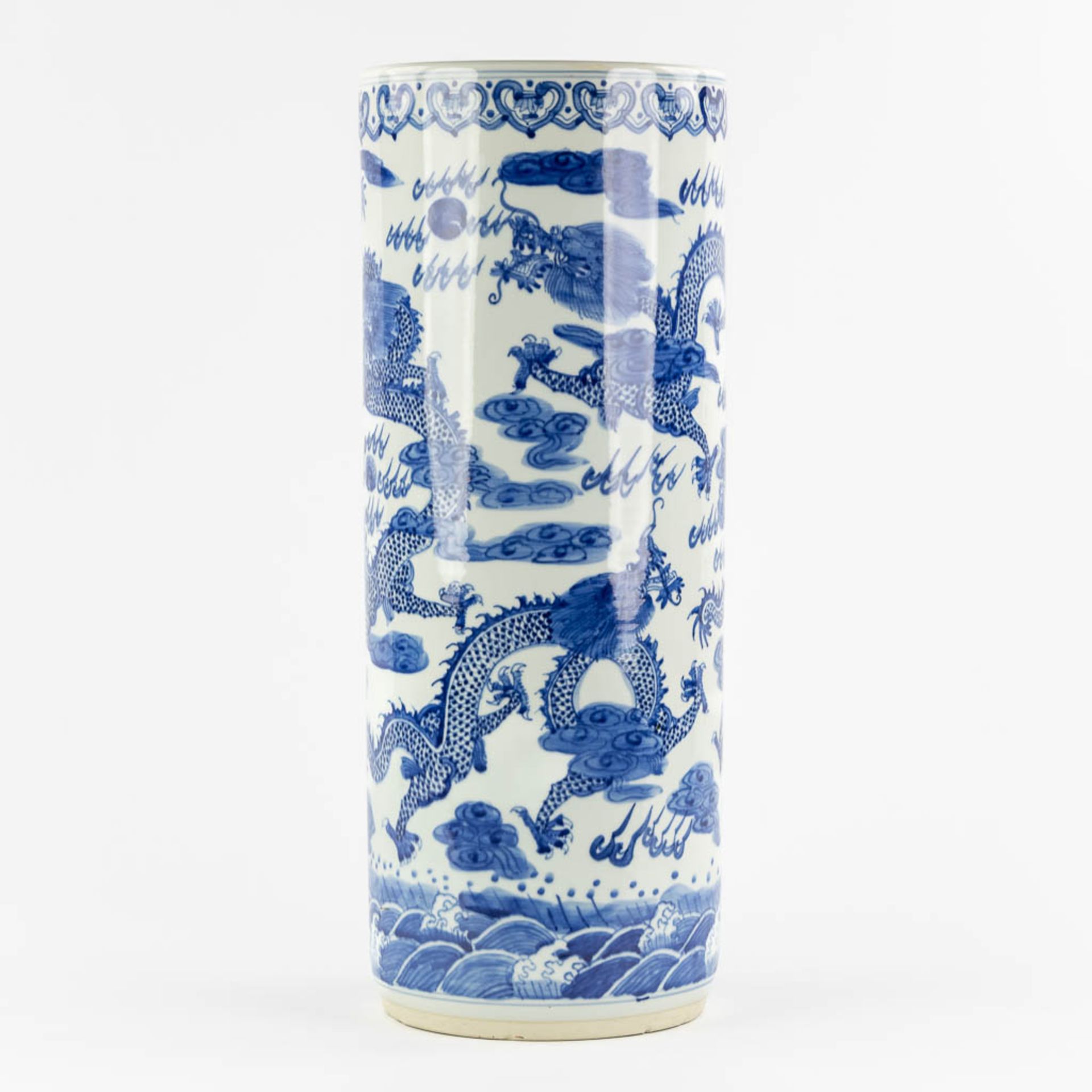 An Oriental umbrella stand, blue-white decor of dragons. 20th C. (H:60 x D:24 cm) - Image 5 of 11