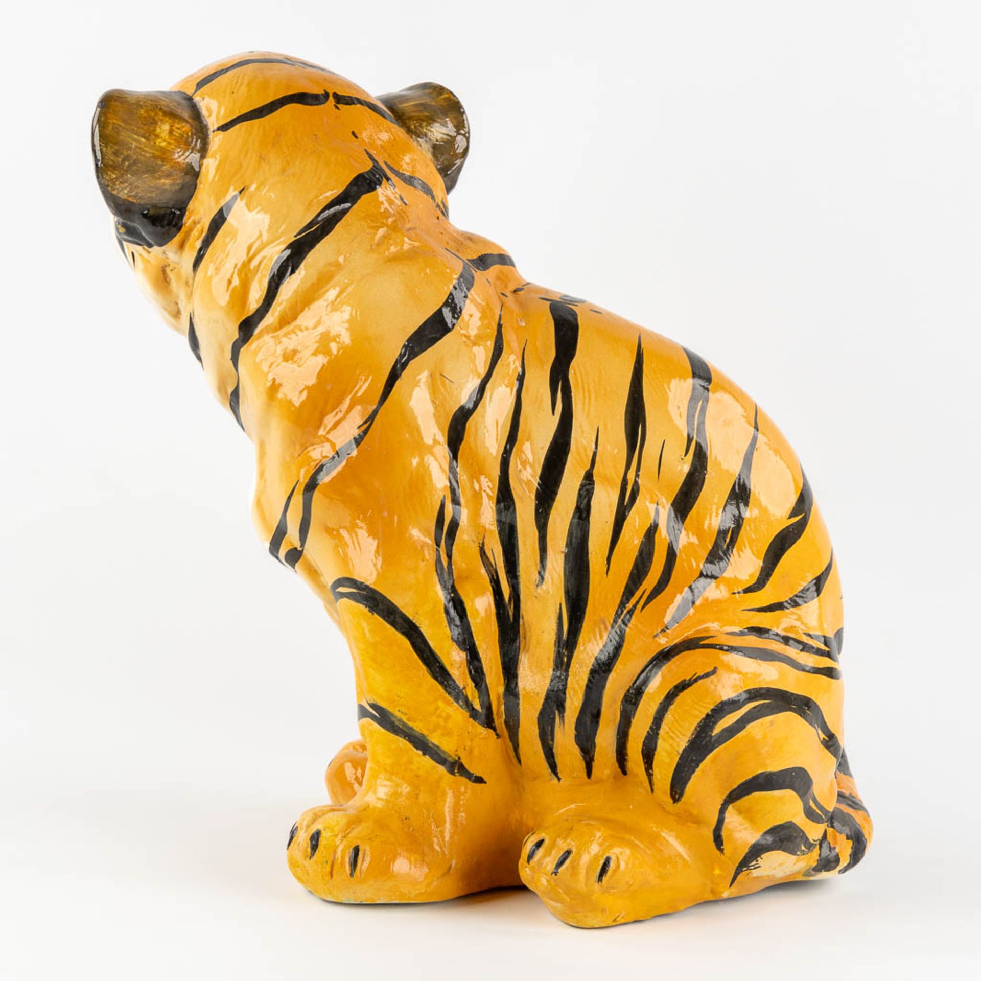 A decorative tiger cub, glazed ceramics. Italy, circa 1980. (L:27 x W:47 x H:44 cm) - Image 5 of 11