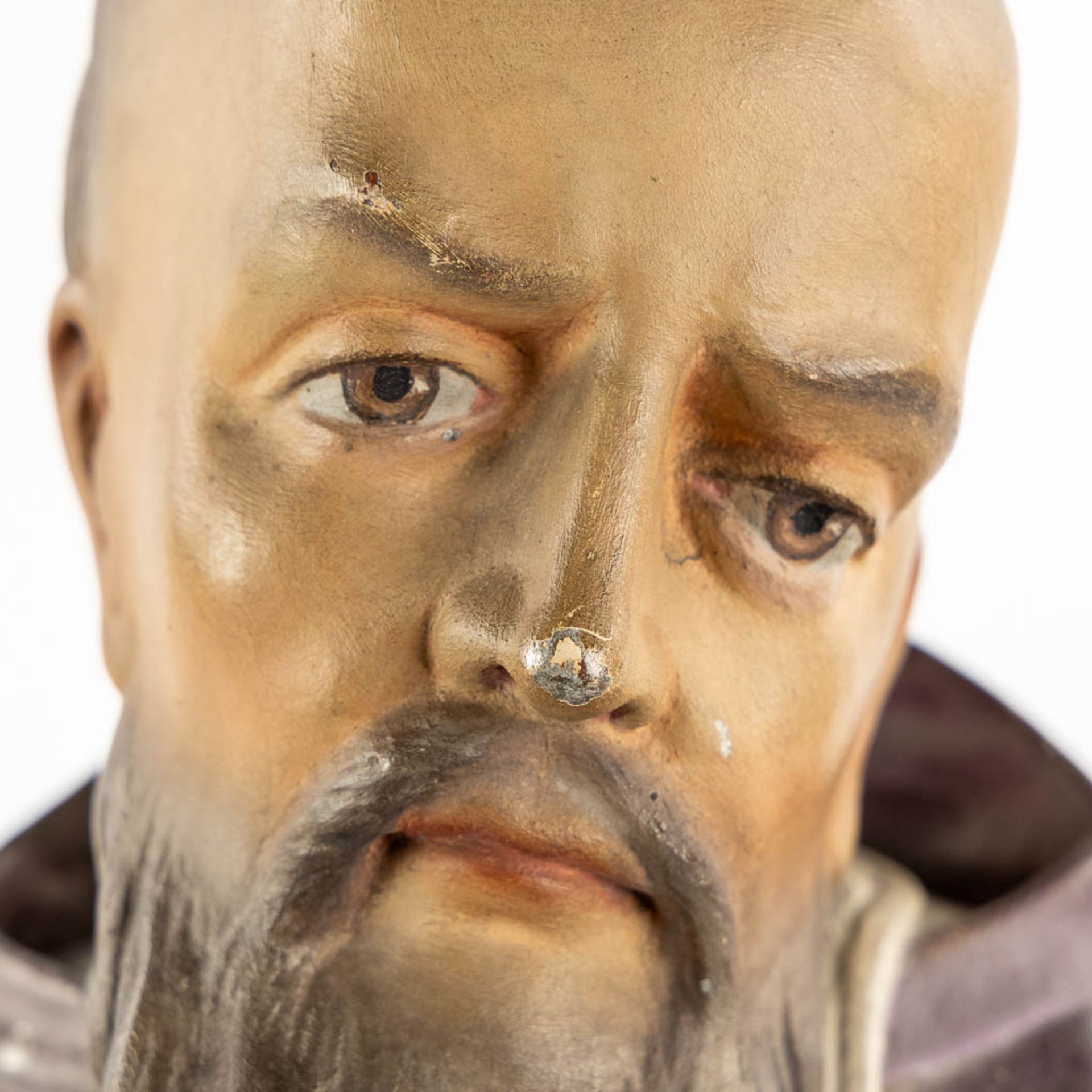 An antique reliquary buste of a saint. Sculptured and patinated wood. 19th C. (L:14 x W:25 x H:50 cm - Bild 12 aus 15