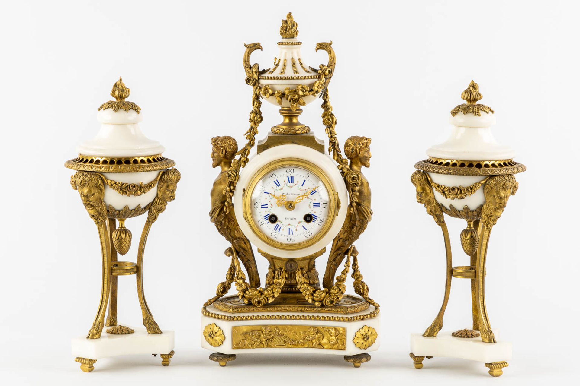 A three-piece mantle garniture clock and cassolettes, Carrara marble mounted with bronze, Louis XVI  - Bild 4 aus 14