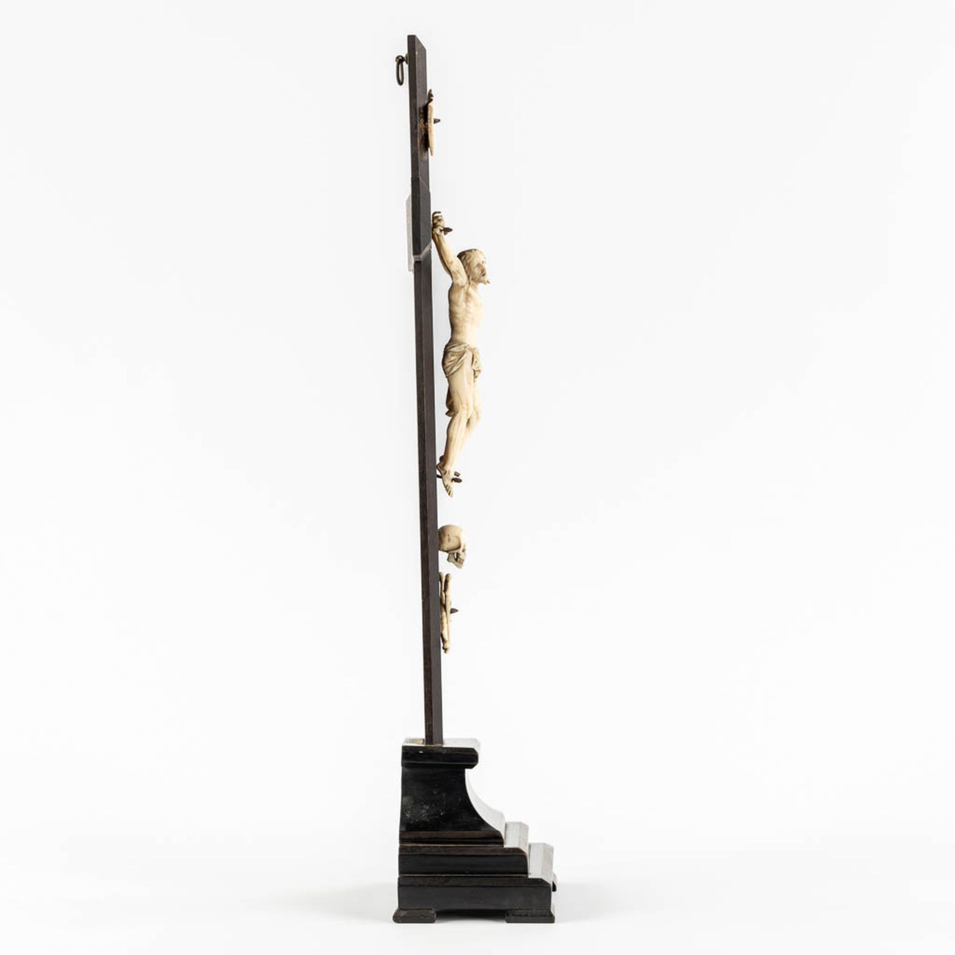 An antique Corpus Christi mounted on an ebonised wood crucifix, Ivory sculpture, 19th C. (L:9,5 x W: - Bild 4 aus 11