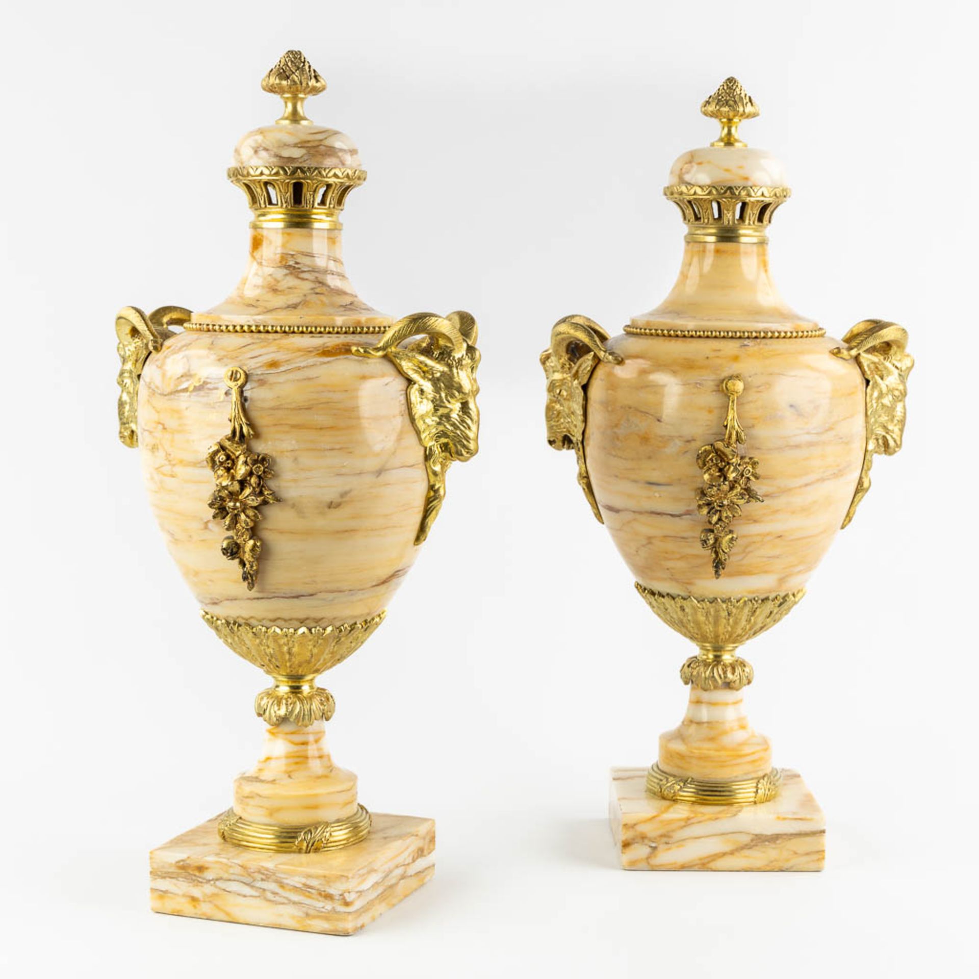 A pair of marble cassolettes, decorated with gilt bronze ram's heads. 19th C. (L:21 x W:25 x H:54 cm - Image 3 of 14
