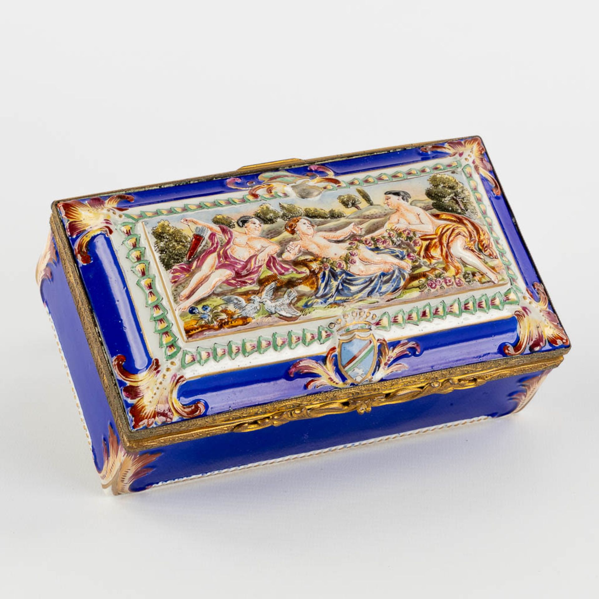Capodimonte, a finely made porcelain jewellery box. 19th C. (L:10 x W:19 x H:7 cm)