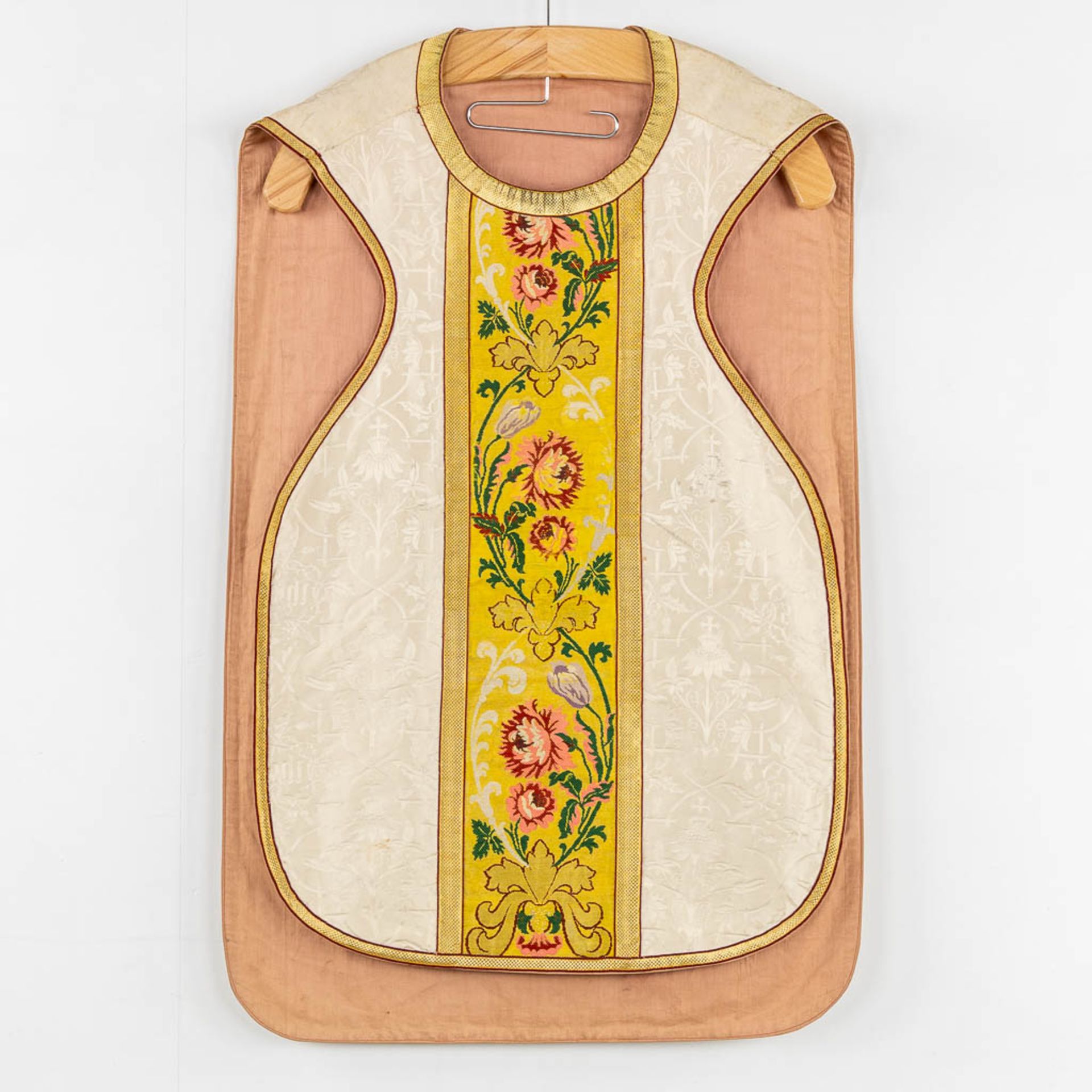 Four Dalmatics and two Roman Chasubles, Embroideries with floral decors. - Bild 18 aus 39