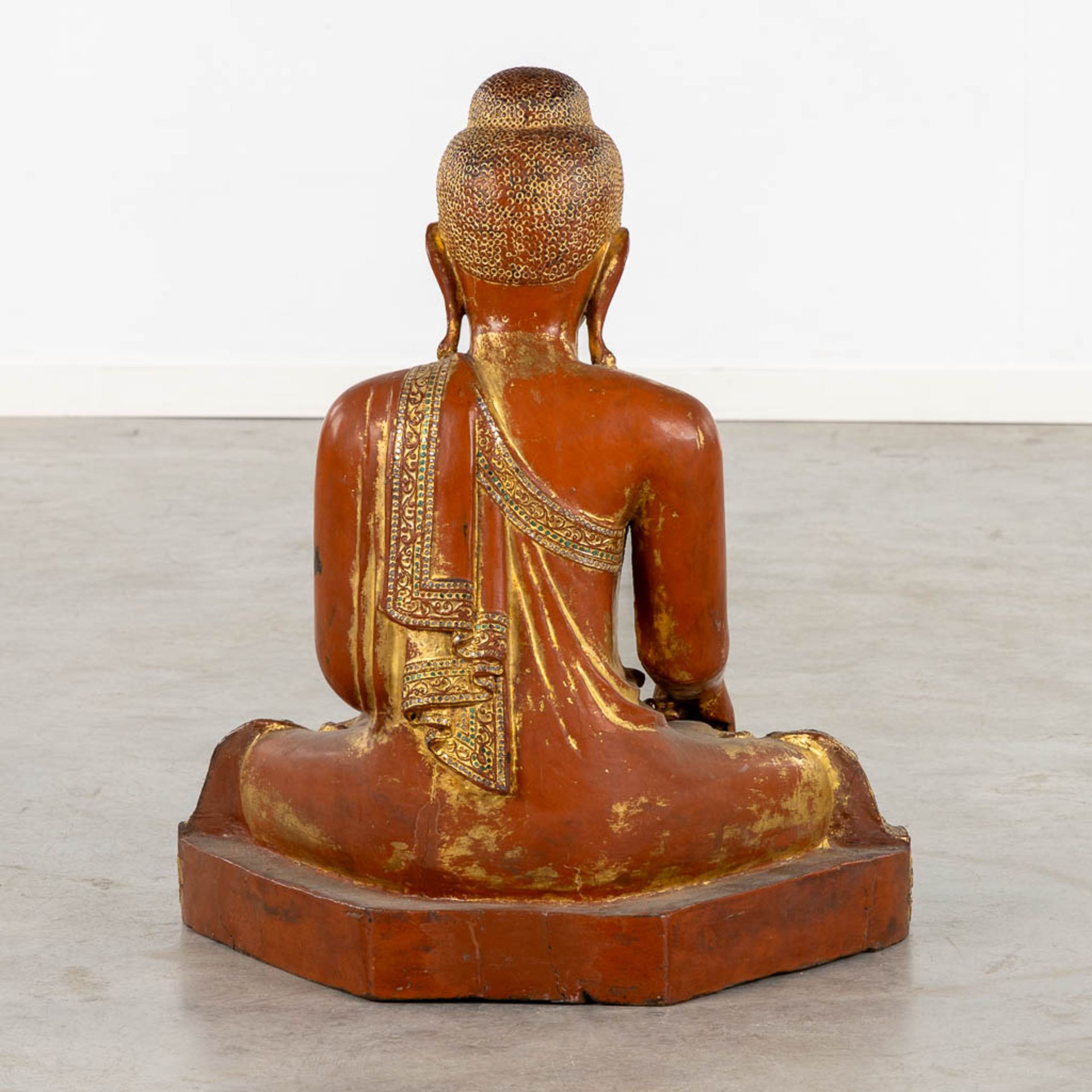 A large wood-sculptured Mandalay Buddha figure, Probably Birma, 19th C. (W:45 x H:72 cm) - Image 5 of 14