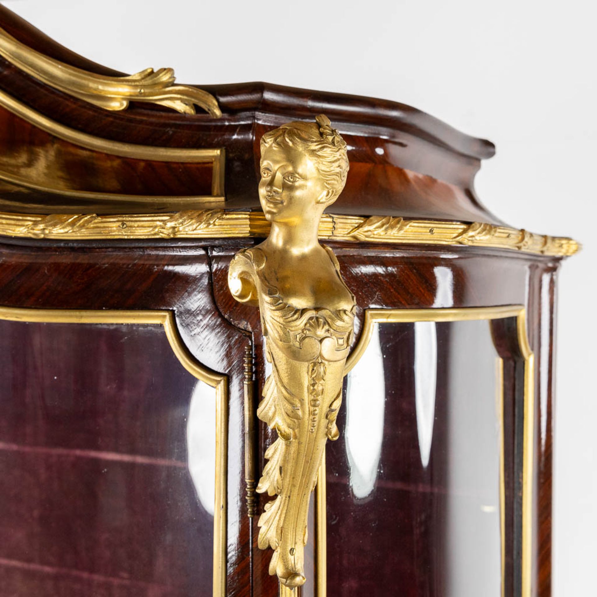 An outstanding display cabinet mounted with ormolu bronze, Louis XV style, Napoleon 3 period. 19th C - Bild 8 aus 15