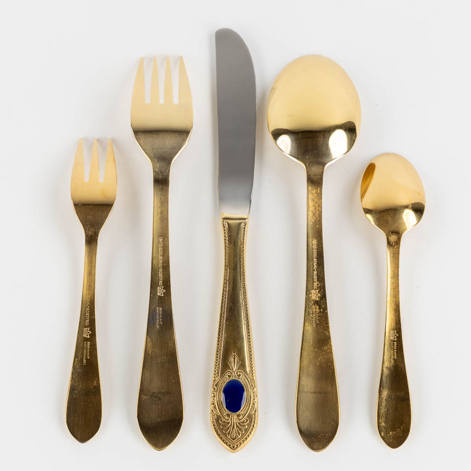 A gold-plated 'Bestecke Solingen' flatware cutlery set, made in Germany. (L:33 x W:45,5 x H:9,5 cm) - Image 7 of 11