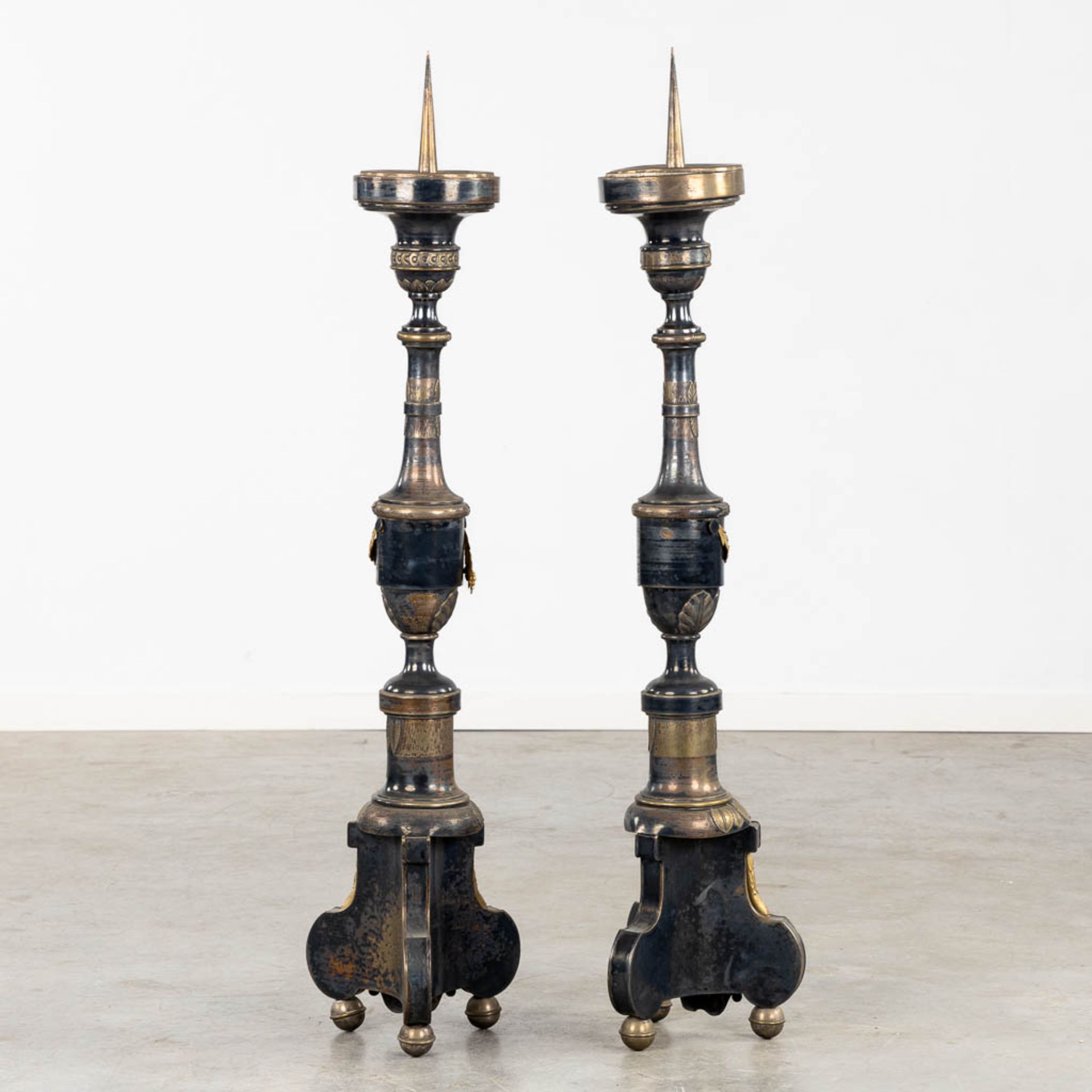 A pair of Church Candlesticks, silver- and gold-plated metal. 19th C. (H:120 cm) - Image 4 of 9