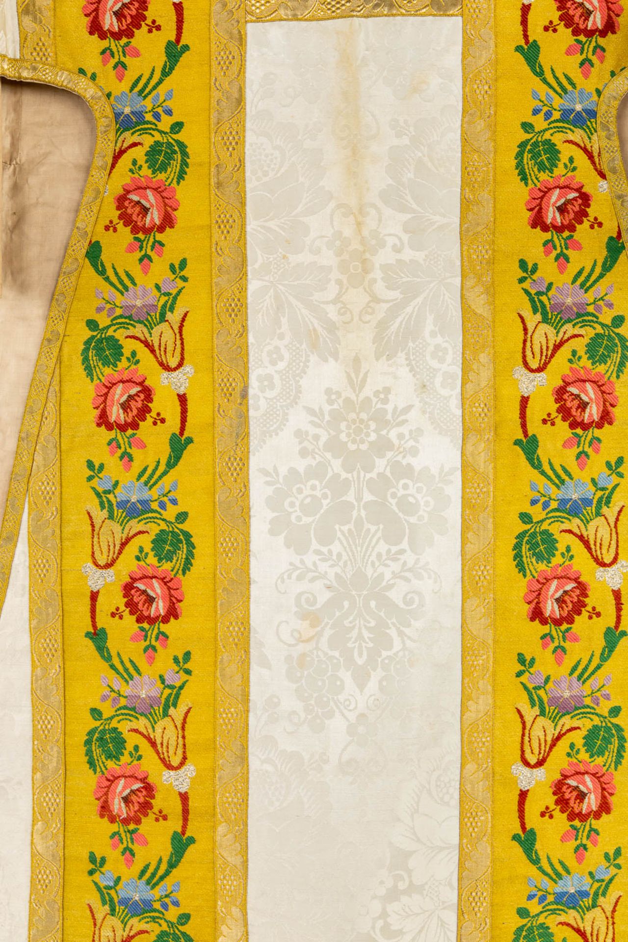 Four Dalmatics and two Roman Chasubles, Embroideries with floral decors. - Bild 30 aus 39