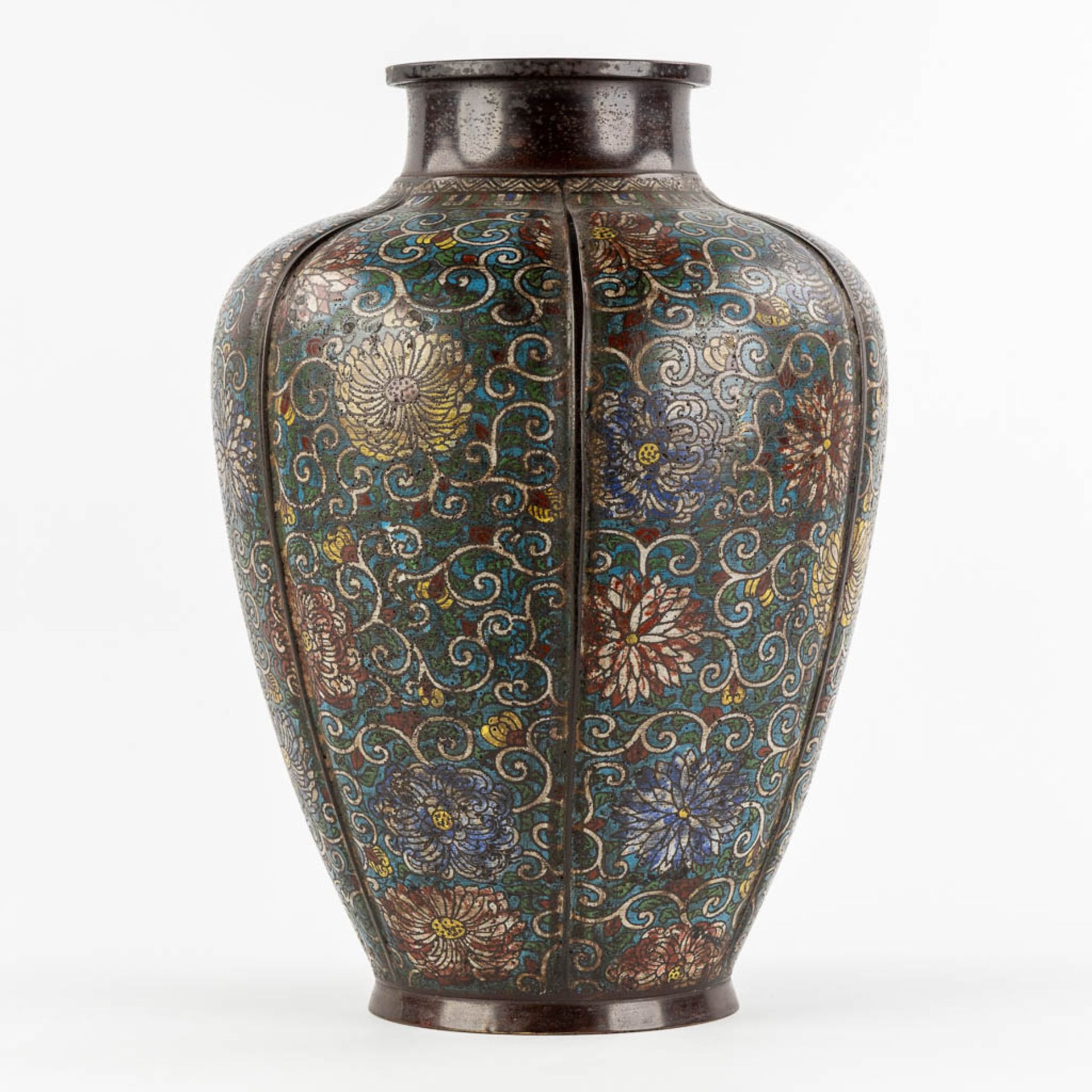 A large and Oriental vase, bronze met een Champsleve decor. (H:45 x D:32 cm) - Image 4 of 11