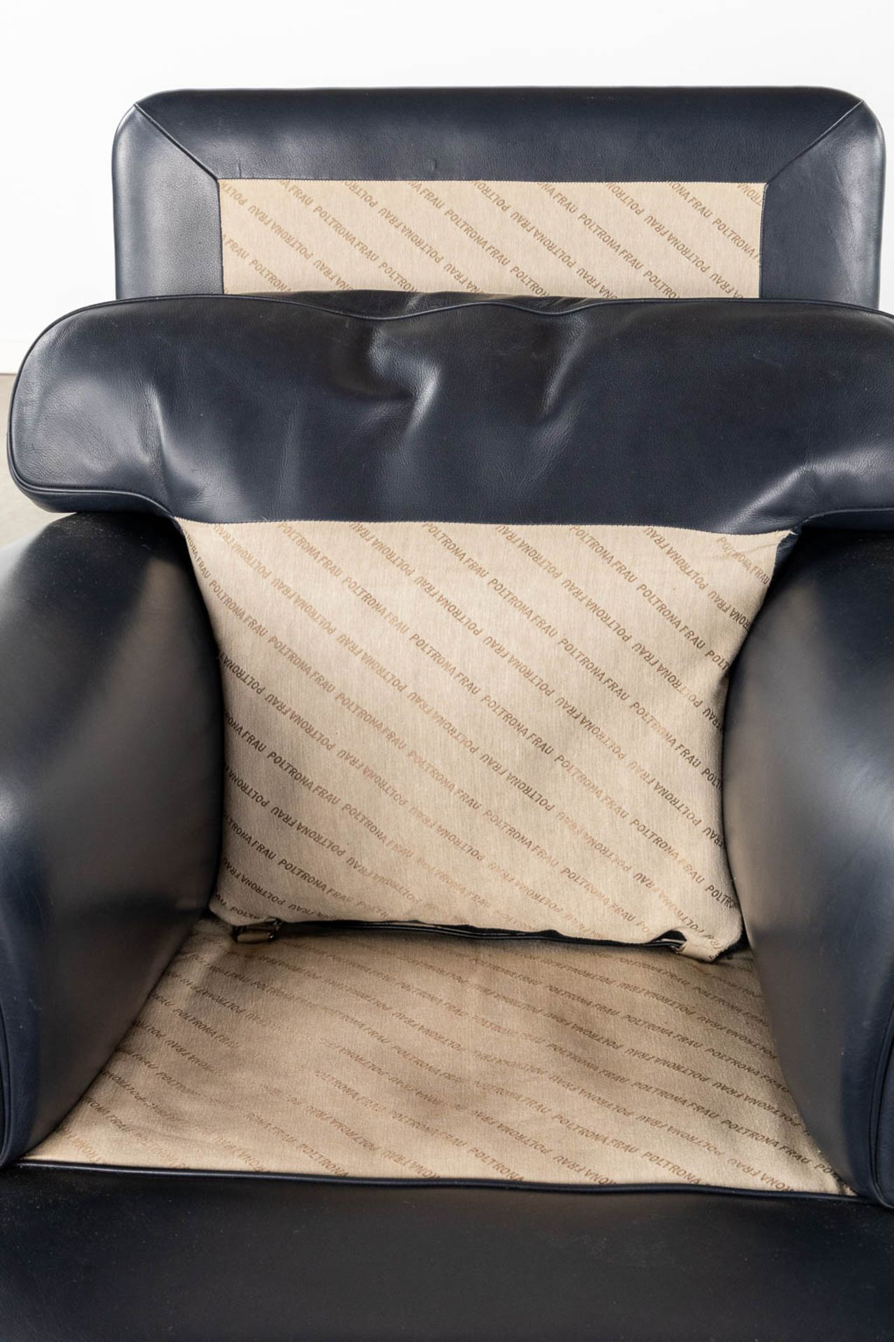 Poltrona Frau, a leather relaxing chair and matching ottoman. (L:90 x W:90 x H:88 cm) - Bild 14 aus 16