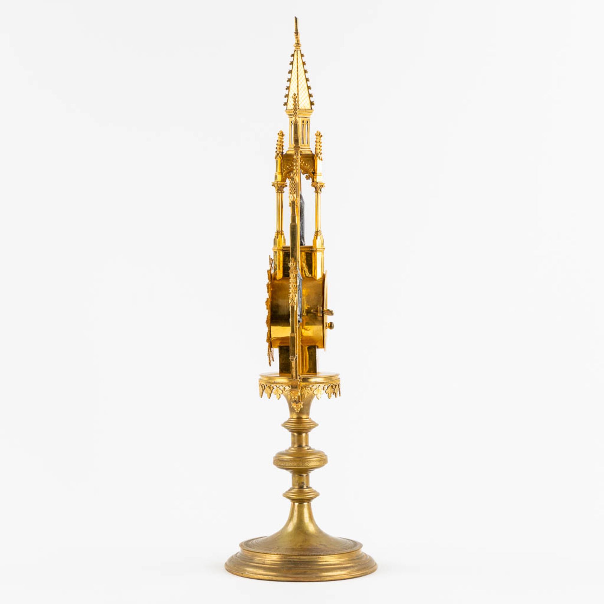 A Tower monstrance, gilt and silver plated brass, Gothic Revival. 19th C. (W:21,5 x H:58 cm) - Image 12 of 22