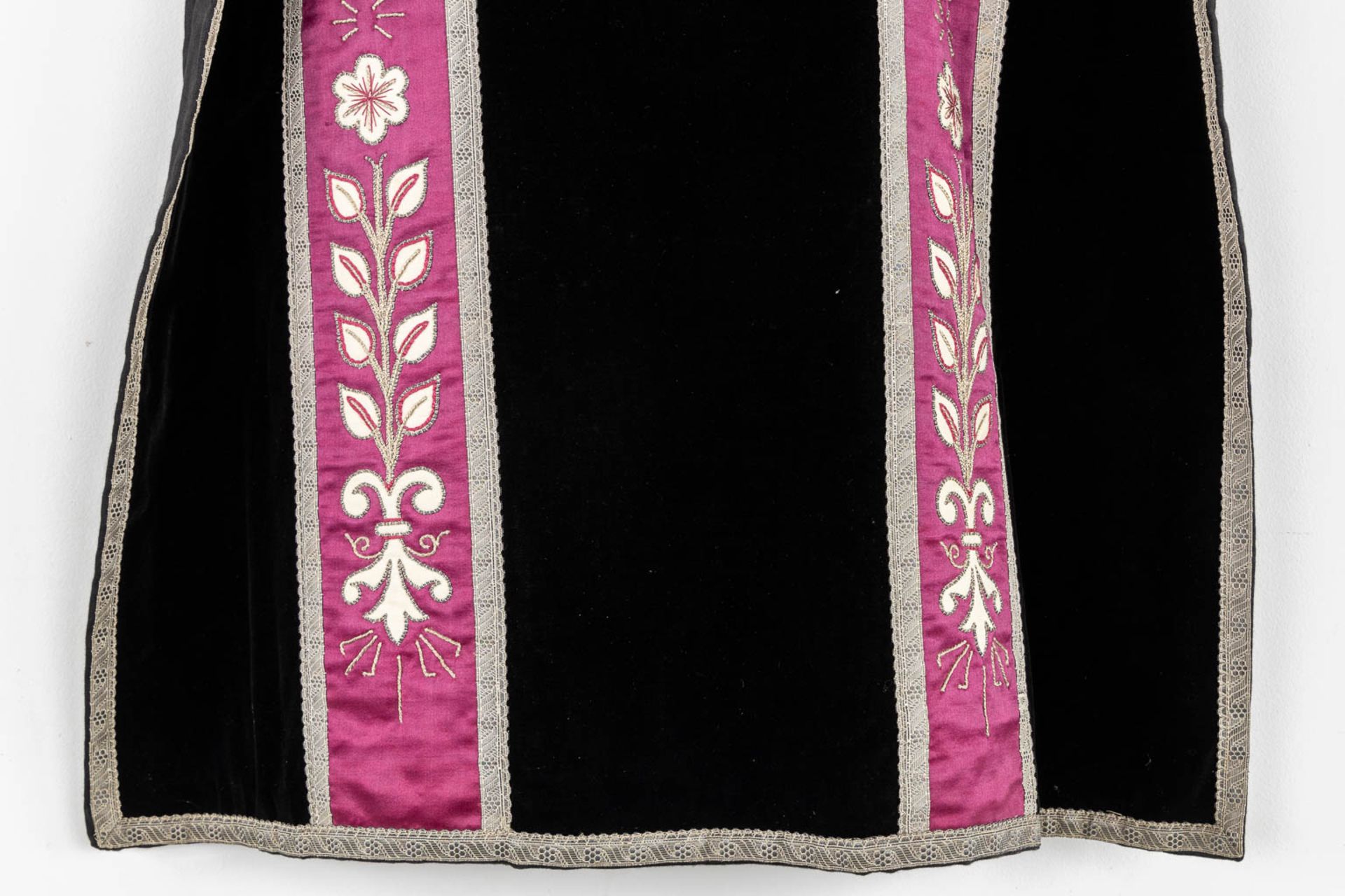 A matching set with a Cope, Dalmatics, Roman Chasuble, Stola, Maniple, Bursa and veil. Thick silver - Image 10 of 25