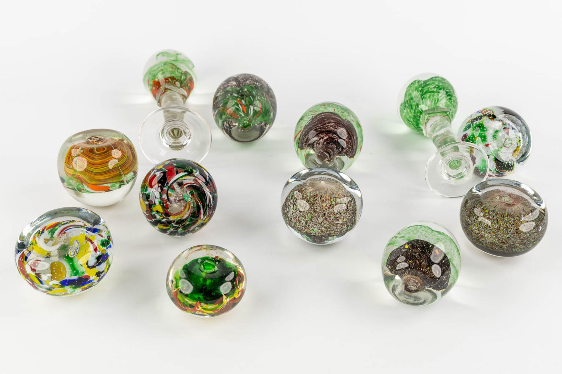 A large collection of 23 glass paperweights, Murano, Italy. (H:22,5 cm) - Bild 16 aus 17