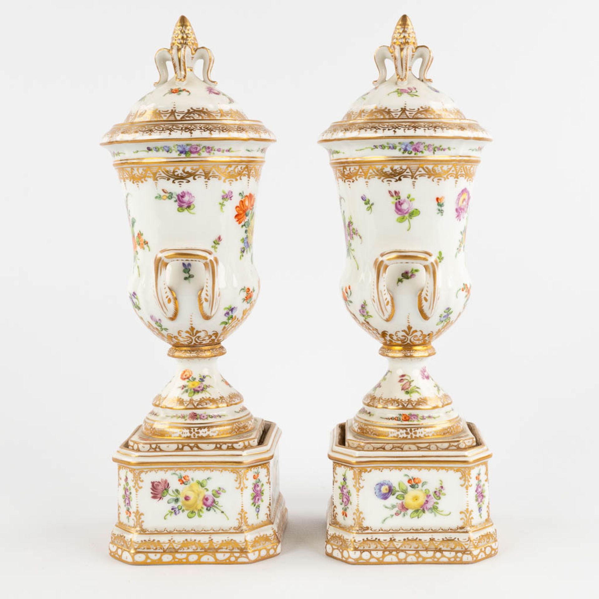 Dresden, a pair of polychrome urns with a lid. Hand-painted floral decor. (L:8,5 x W:9 x H:26 cm) - Bild 6 aus 14