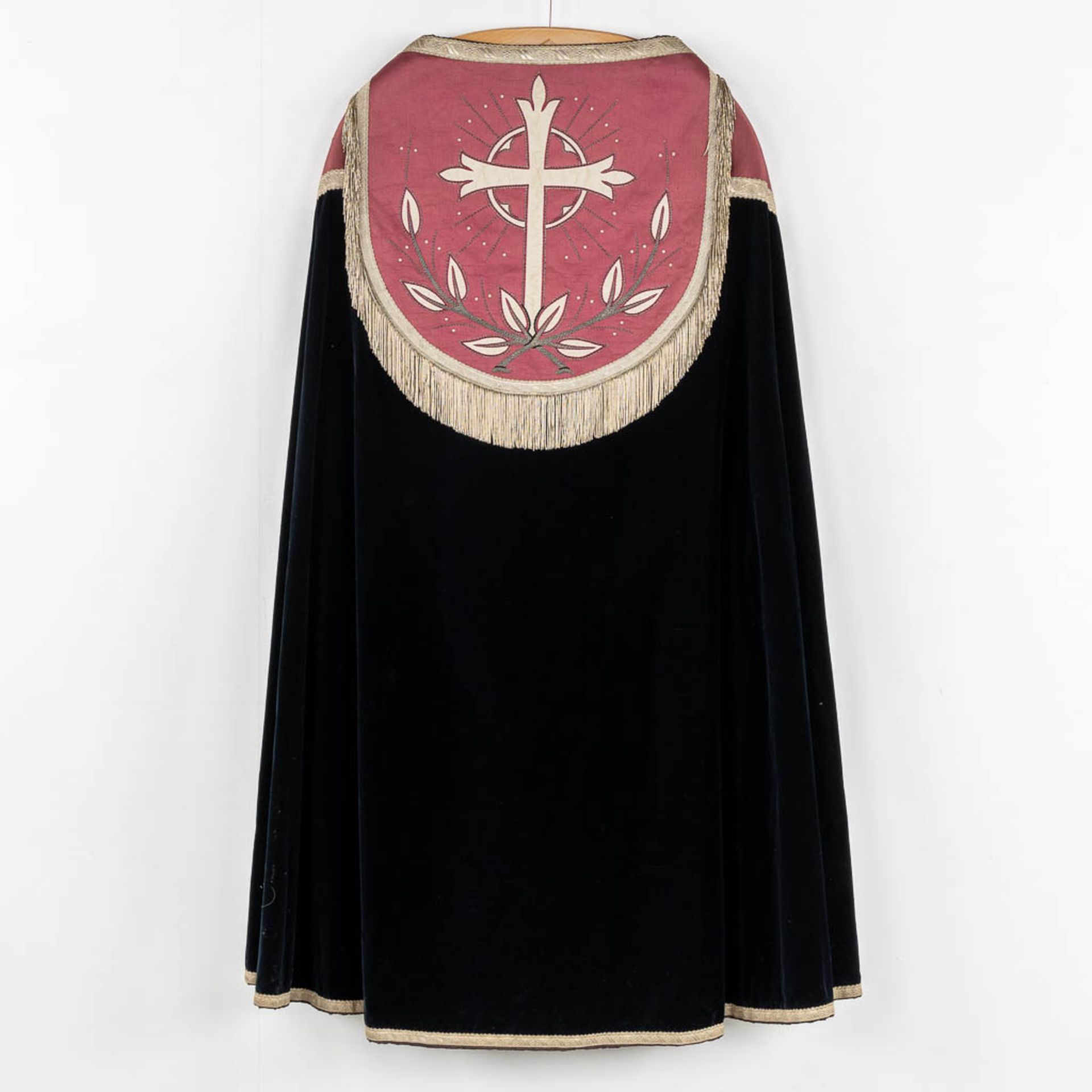 A matching set with a Cope, Dalmatics, Roman Chasuble, Stola, Maniple, Bursa and veil. Thick silver - Image 3 of 25