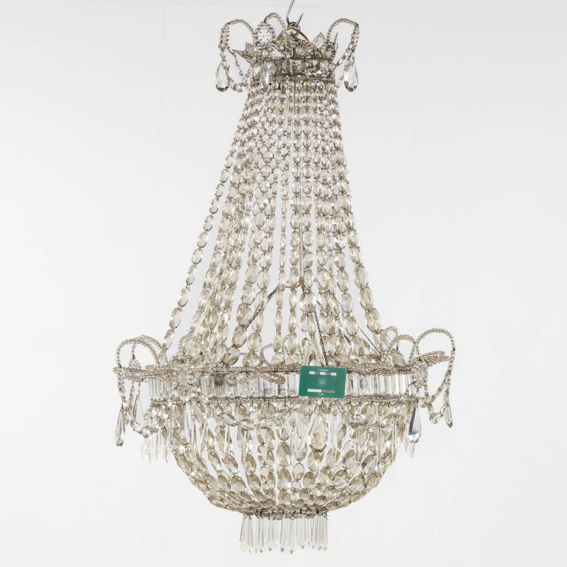 An antique 'Sac-à-Perles' chandelier, metal mounted with glass. Circa 1920. (H:110 x D:76 cm) - Bild 2 aus 8