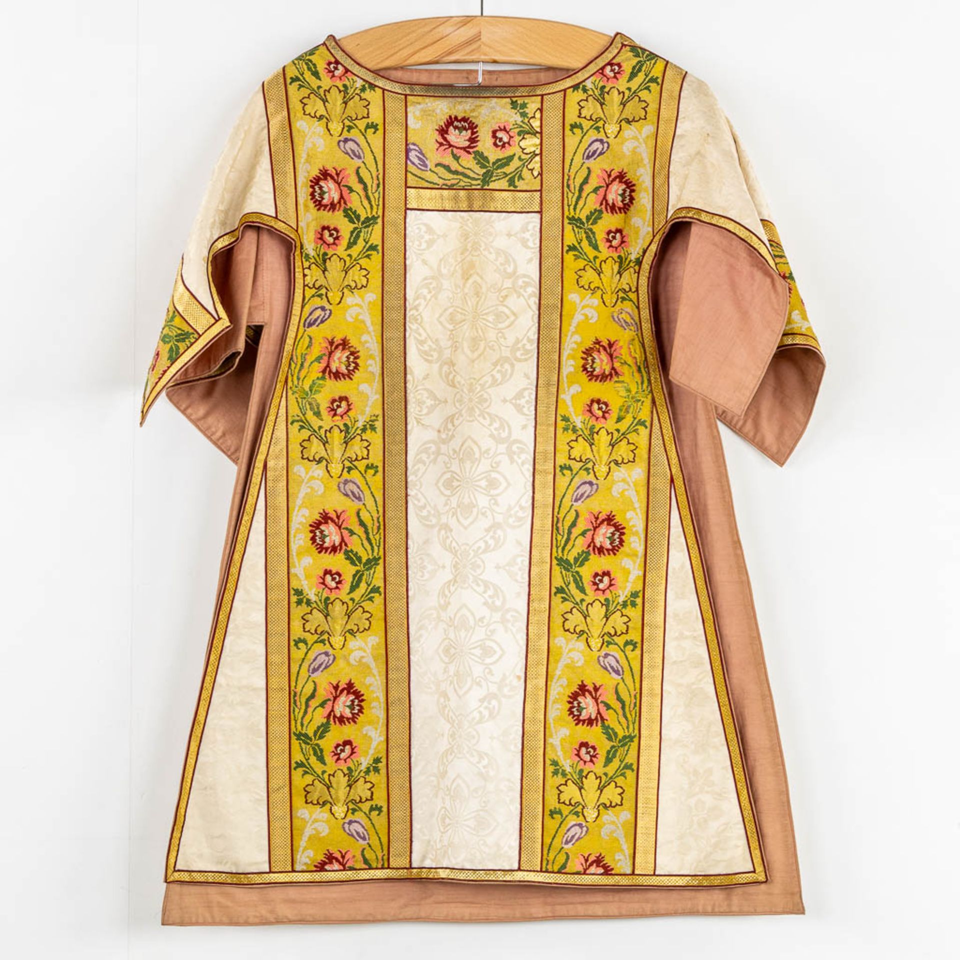 Four Dalmatics and two Roman Chasubles, Embroideries with floral decors. - Bild 6 aus 39