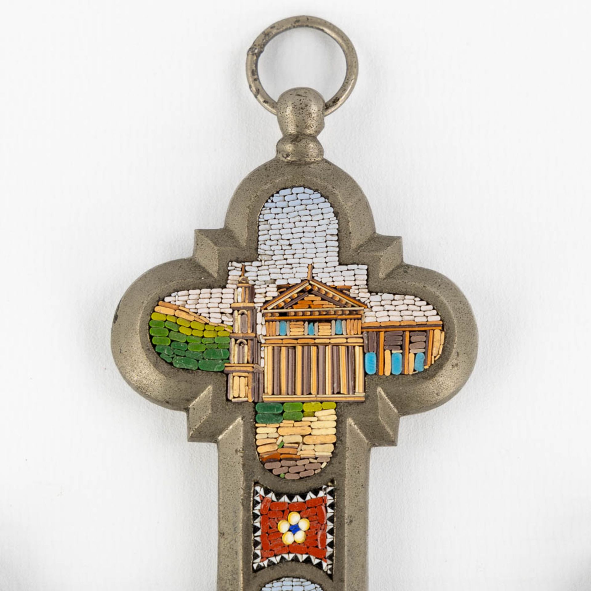 A large crucifix with micromosaic scènes of Italian monuments. Circa 1900. (W:18 x H:30,5 cm) - Image 3 of 7