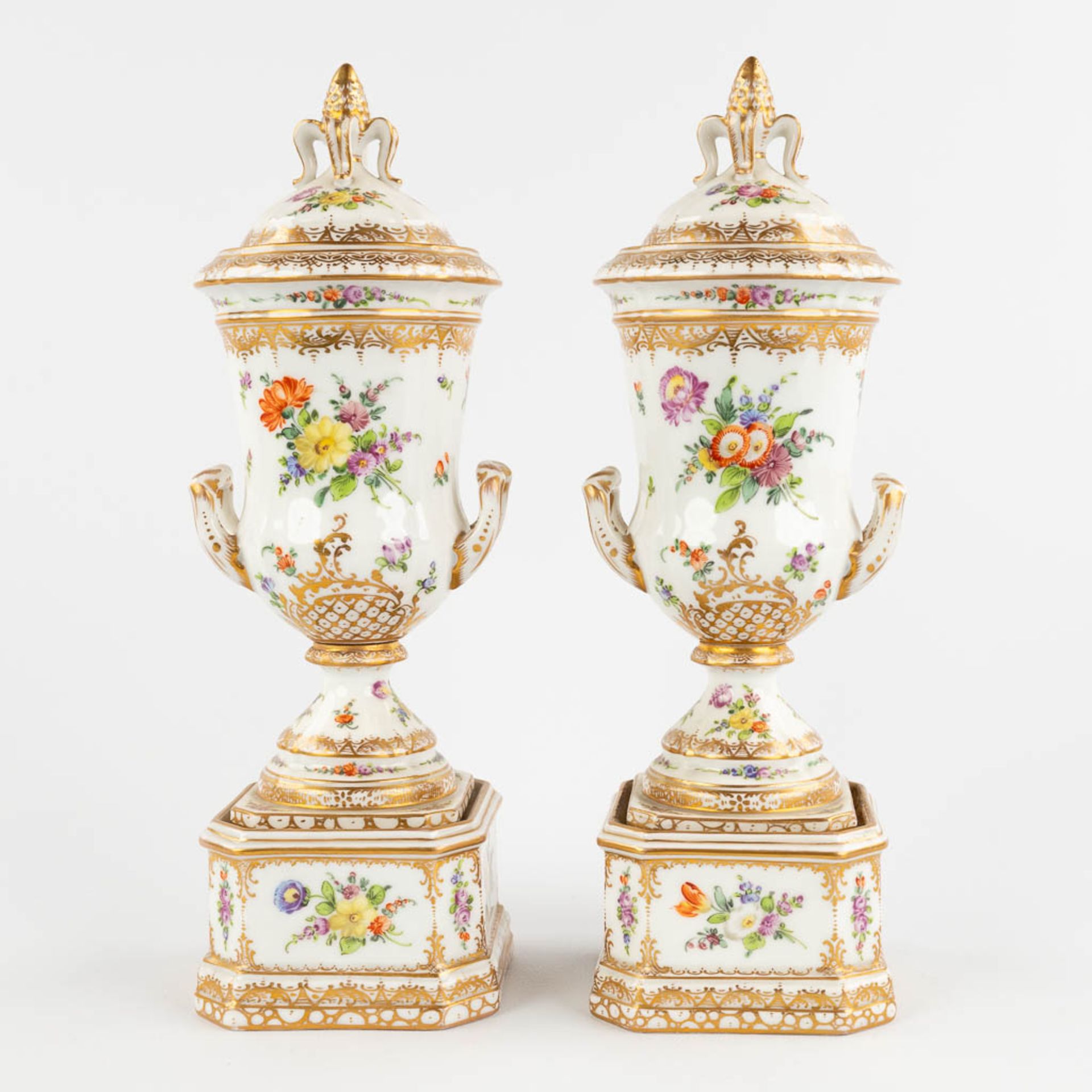 Dresden, a pair of polychrome urns with a lid. Hand-painted floral decor. (L:8,5 x W:9 x H:26 cm) - Bild 5 aus 14