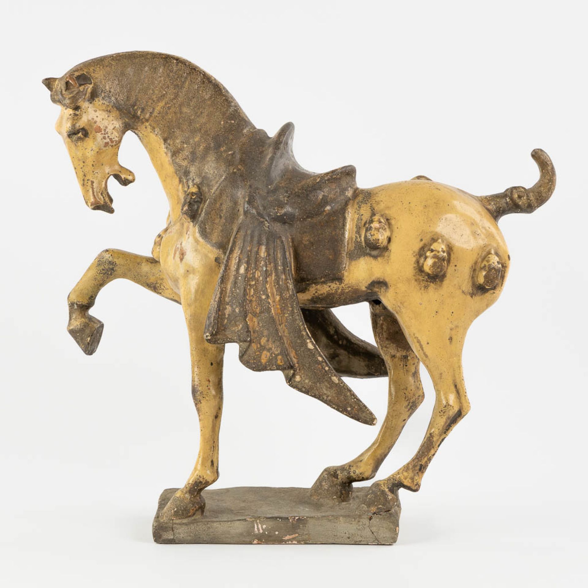 A terracotta figurine of a horse, in the style of Tang Dynasty. (L:20 x W:42 x H:42 cm) - Image 3 of 12