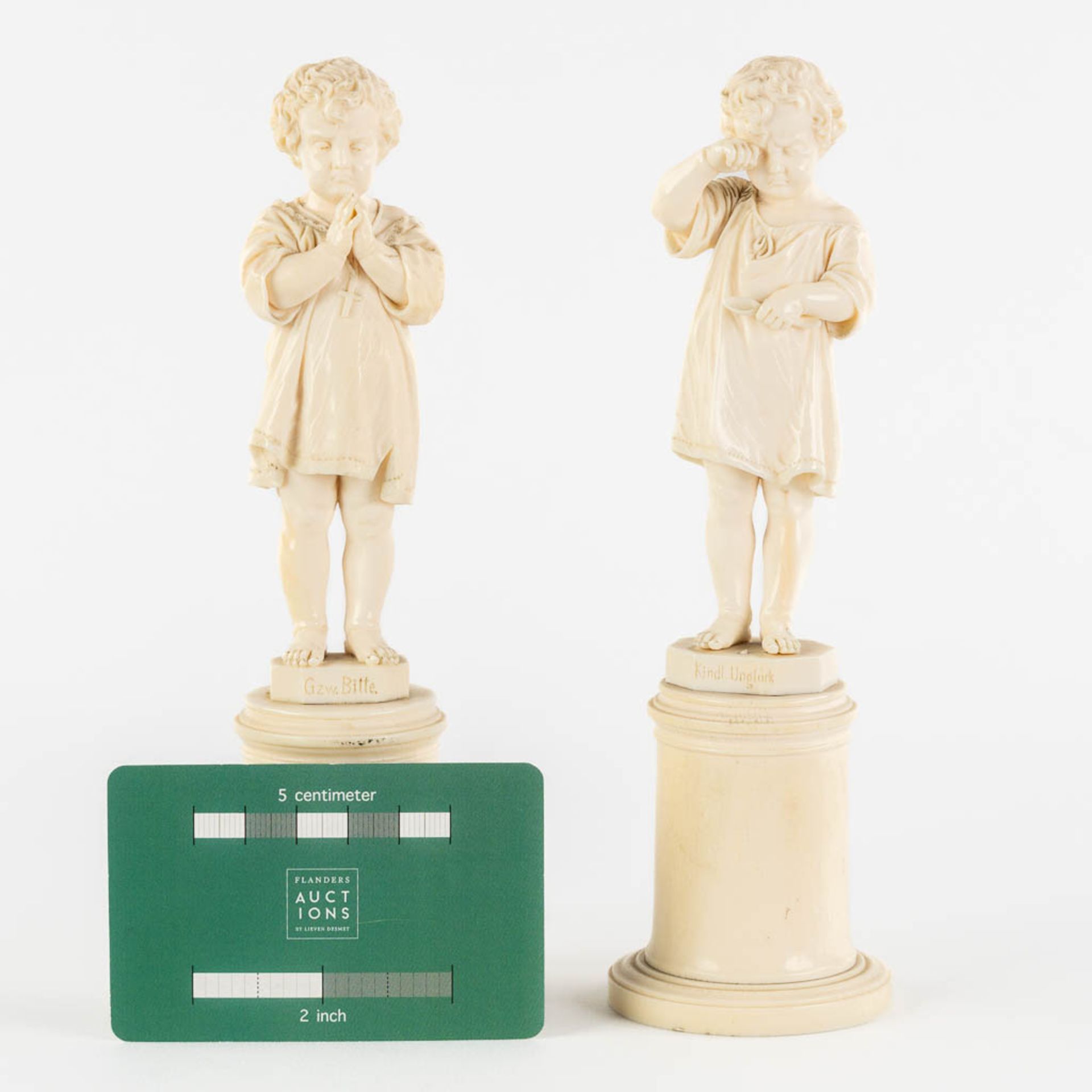 A pair of fine sculptures of Children, Ivory, Germany or Austria. 19th C. (H:19,5 x D:6 cm) - Bild 2 aus 10