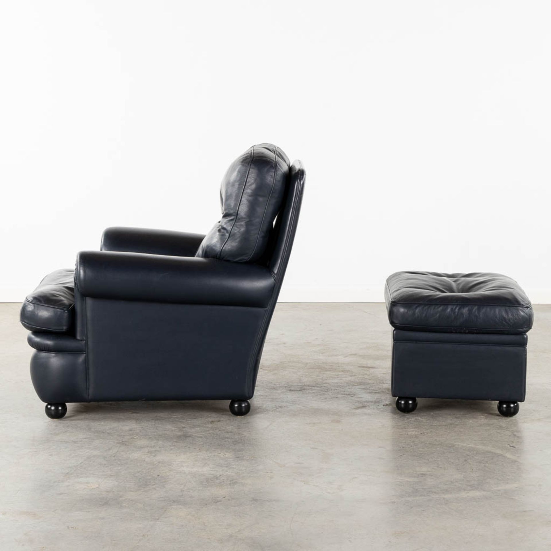 Poltrona Frau, a leather relaxing chair and matching ottoman. (L:90 x W:90 x H:88 cm) - Image 6 of 16