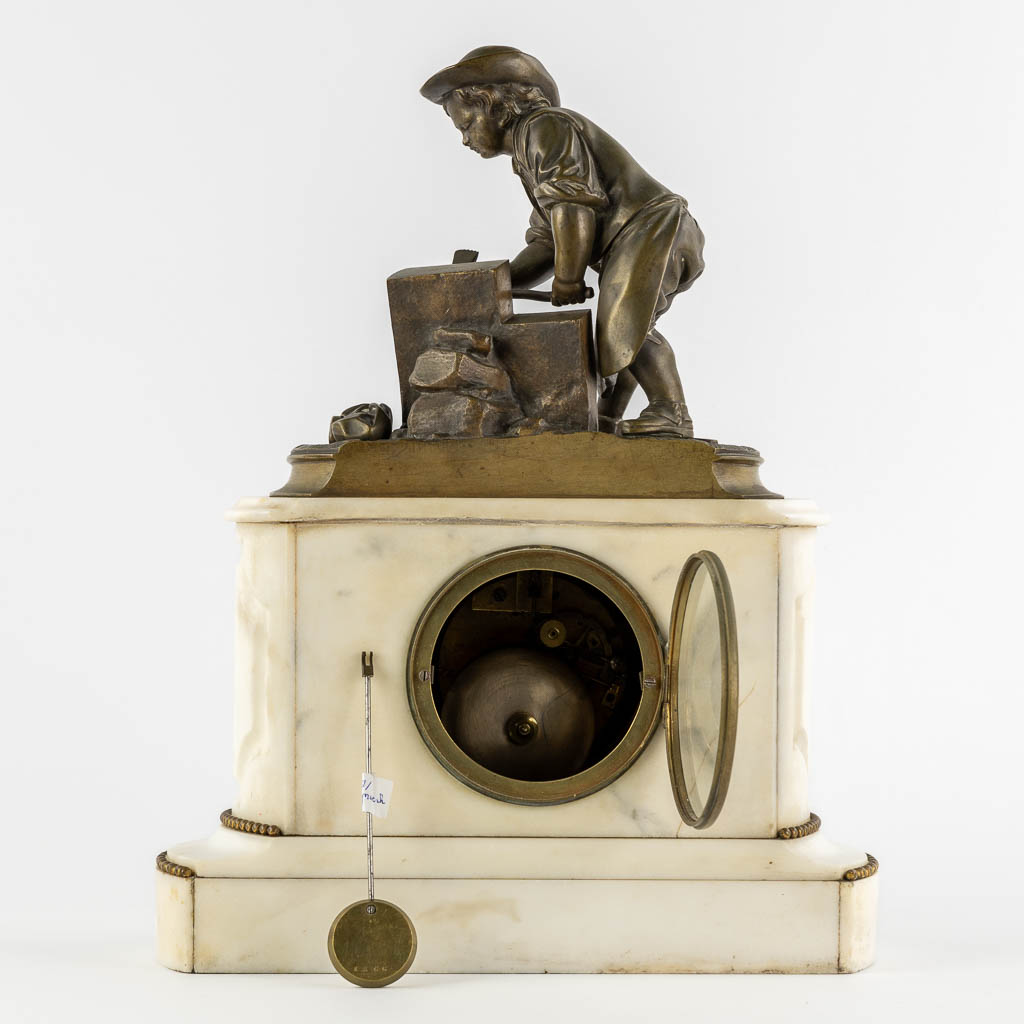 A mantle clock, green patinated bronze mounted on Carrara marble. Circa 1900. (L:16 x W:30 x H:39 cm - Image 5 of 10