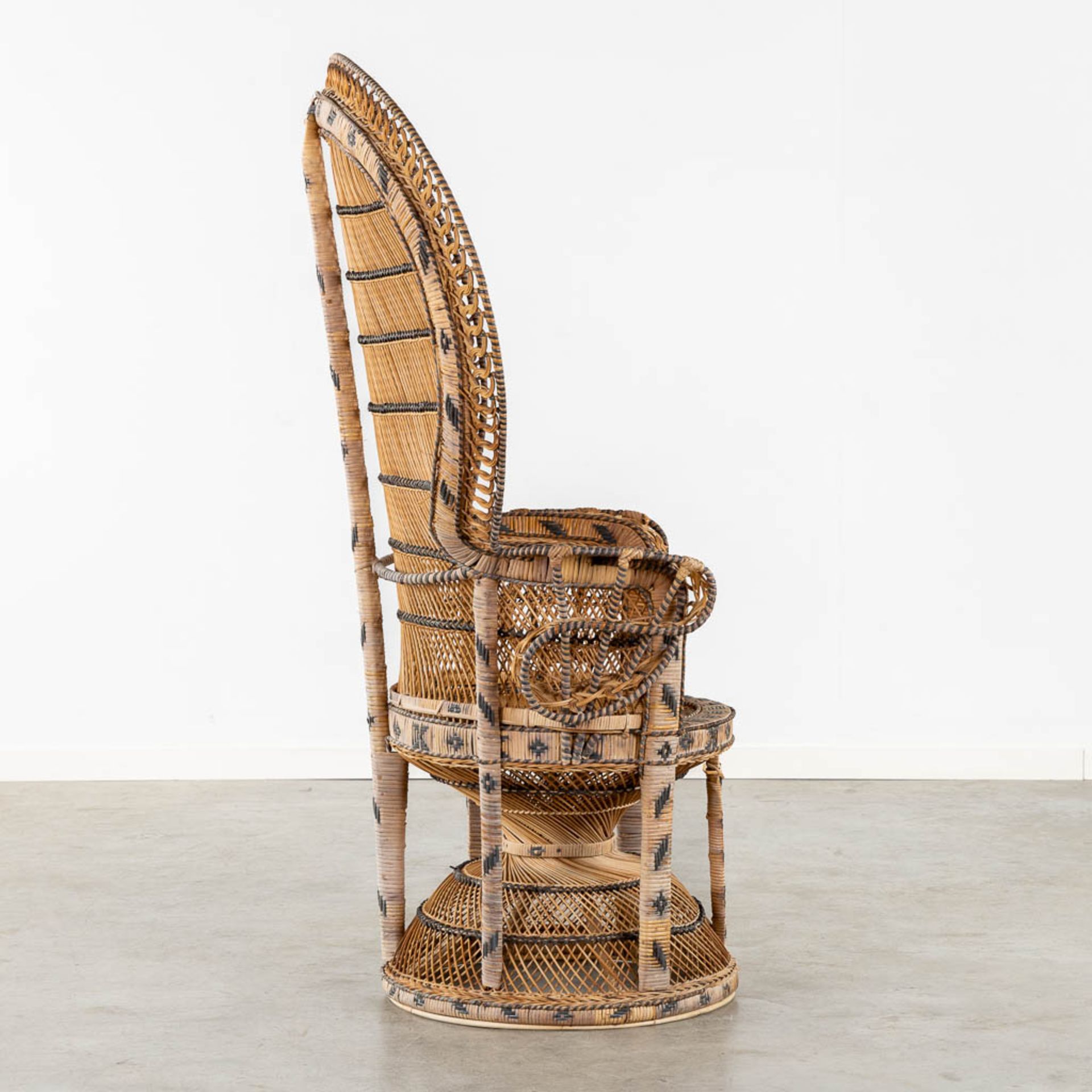 A large rotan 'Emmanuelle Chair' or Peacock chair. (L:57 x W:110 x H:145 cm) - Bild 6 aus 12