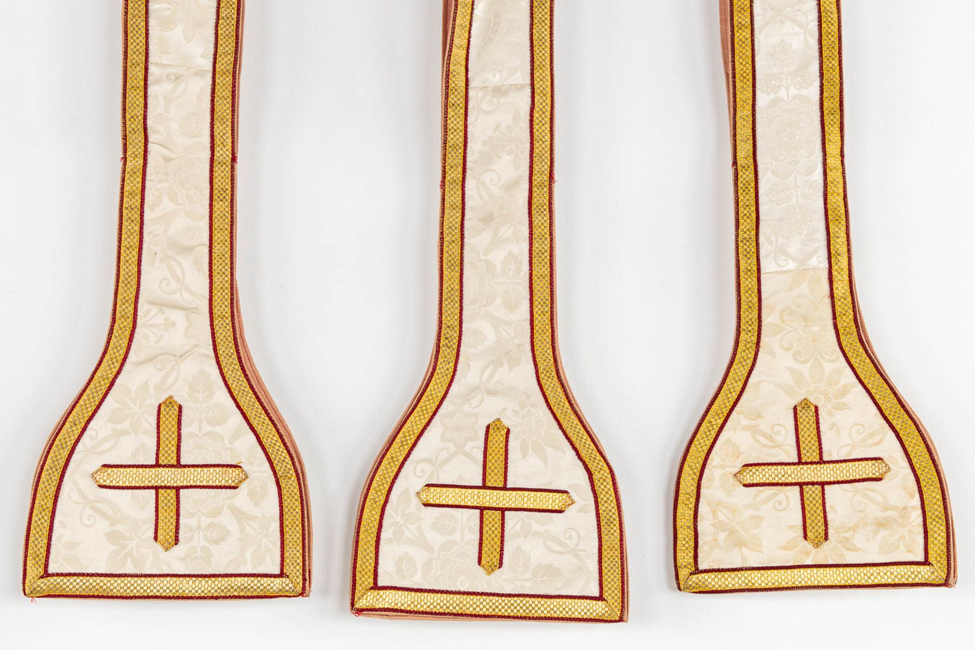 Four Dalmatics and two Roman Chasubles, Embroideries with floral decors. - Bild 39 aus 39