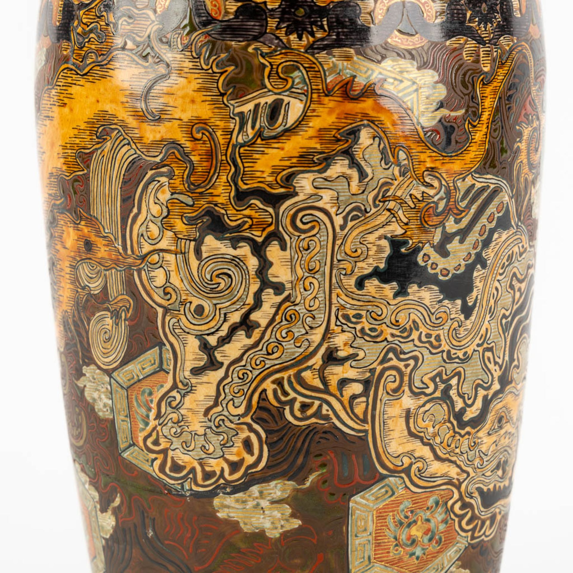 A decorative Japanese vase with a dragon decor. Glazed faience. (H:31 x D:18 cm) - Image 10 of 12