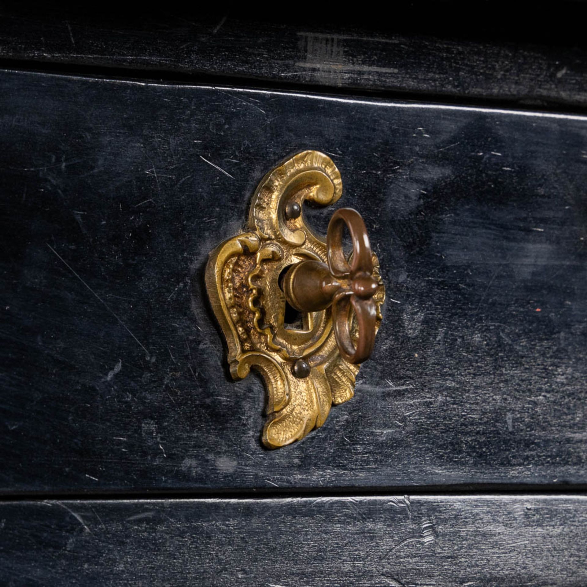 A fine ebonised wood Ladies desk, mounted with gilt bronze in Louis XV style. (L:64 x W:116 x H:76 c - Image 10 of 14