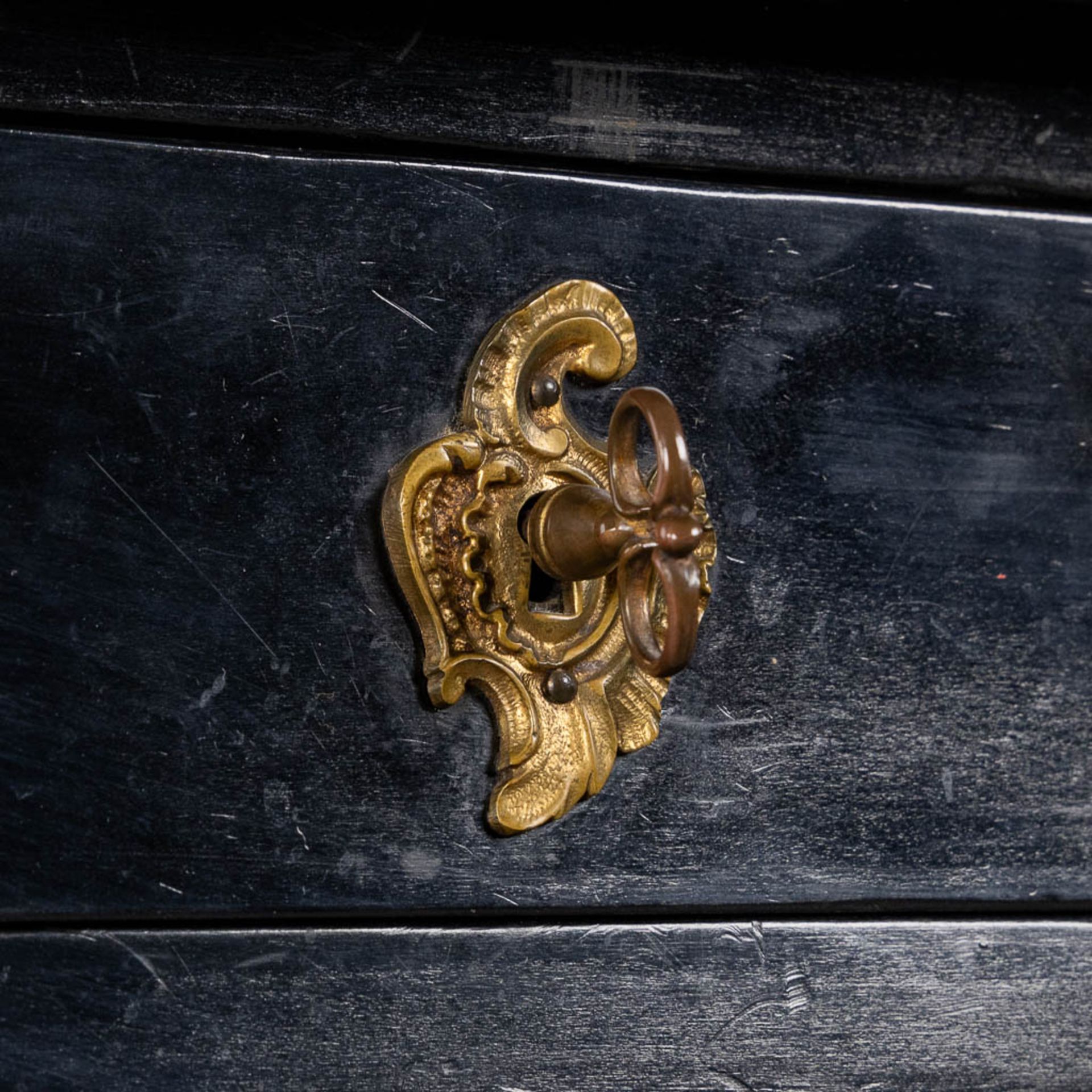 A fine ebonised wood Ladies desk, mounted with gilt bronze in Louis XV style. (L:64 x W:116 x H:76 c - Bild 10 aus 14