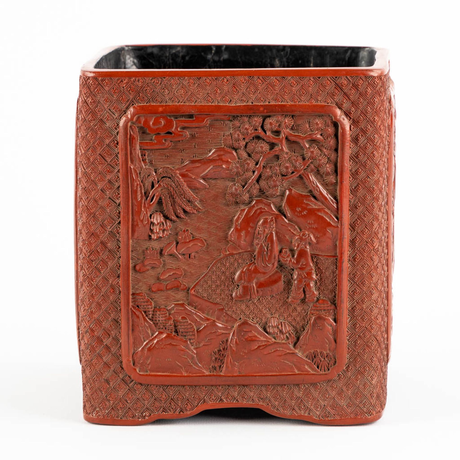 A Chinese red lacquered 'jardiniere', Qianlong Mark. 19th/20th C. (L:16 x W:16 x H:18 cm) - Image 5 of 13