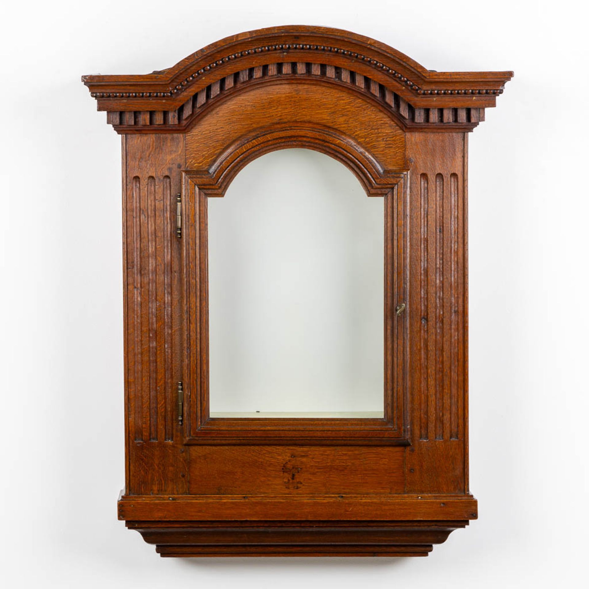 A small wall-mounted display cabinet, Oak, 19th C. (L:23 x W:75 x H:96 cm)