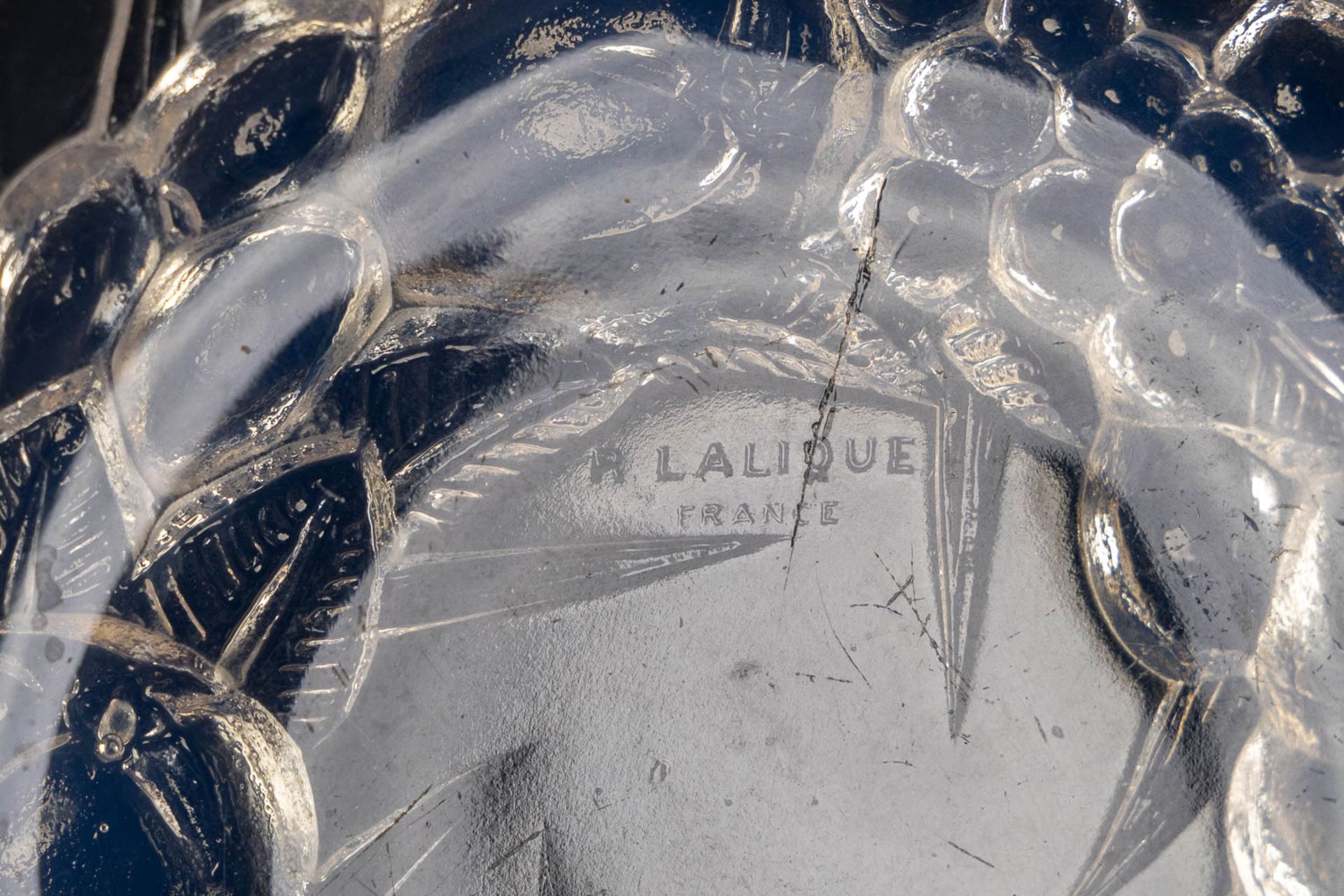 René LALIQUE (1860-1945) Coupe 'Mont Dore' Opalising glass. (H:7,5 x D:21,8 cm) - Bild 7 aus 7