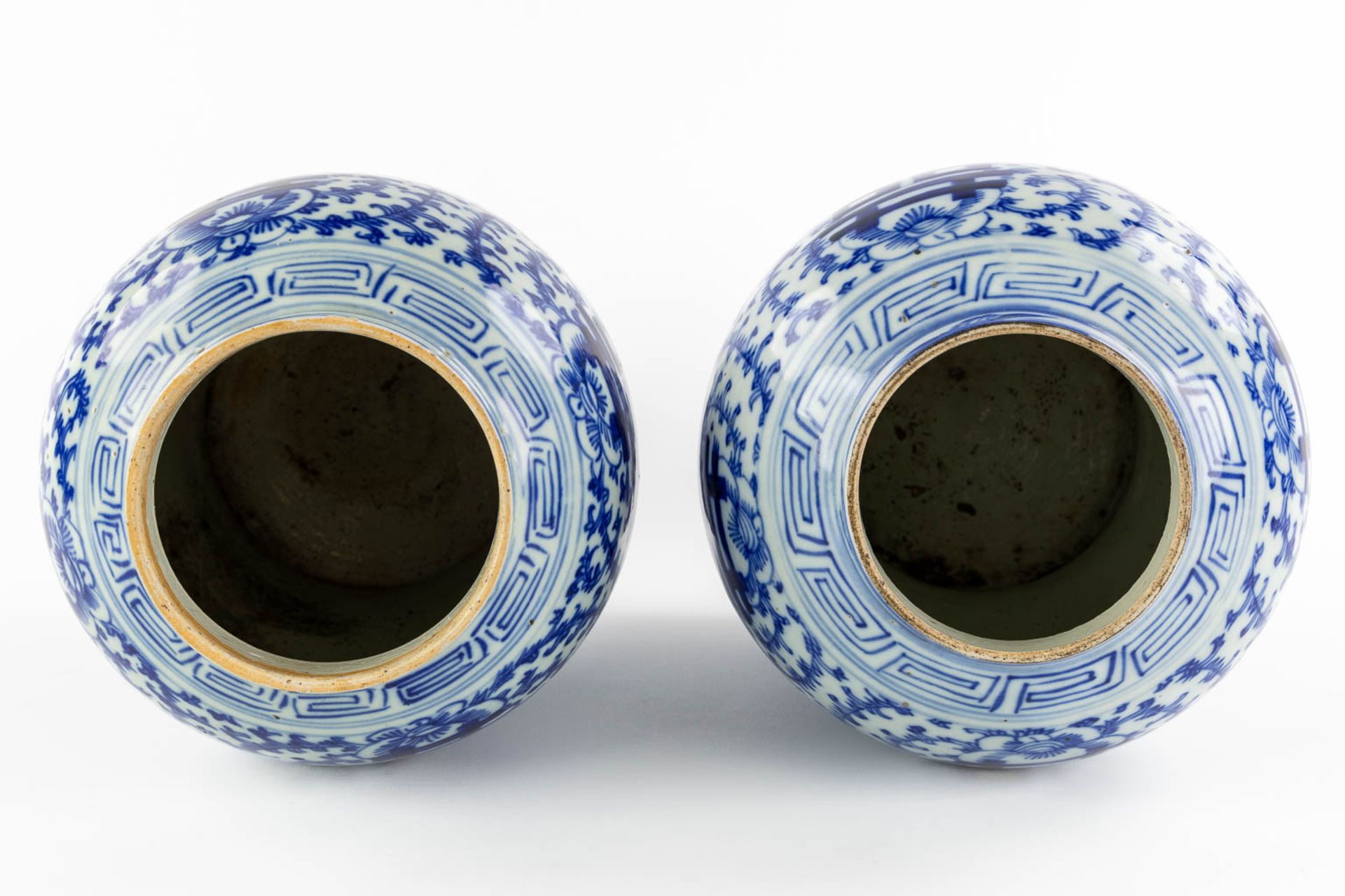 A pair of Chinese vases with a blue-white decor and a Double Xi-sign. 19th/20th C. (H:41 x D:26 cm) - Image 7 of 8