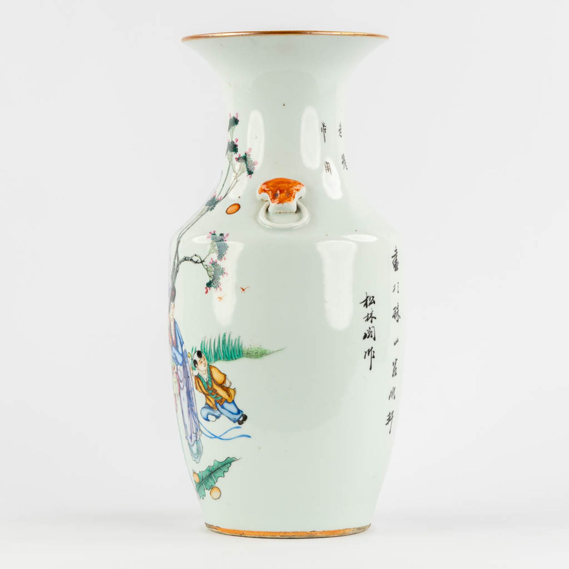 A Chinese vase decorated with ladies, 20th C. (H:43 x D:22 cm) - Image 4 of 11