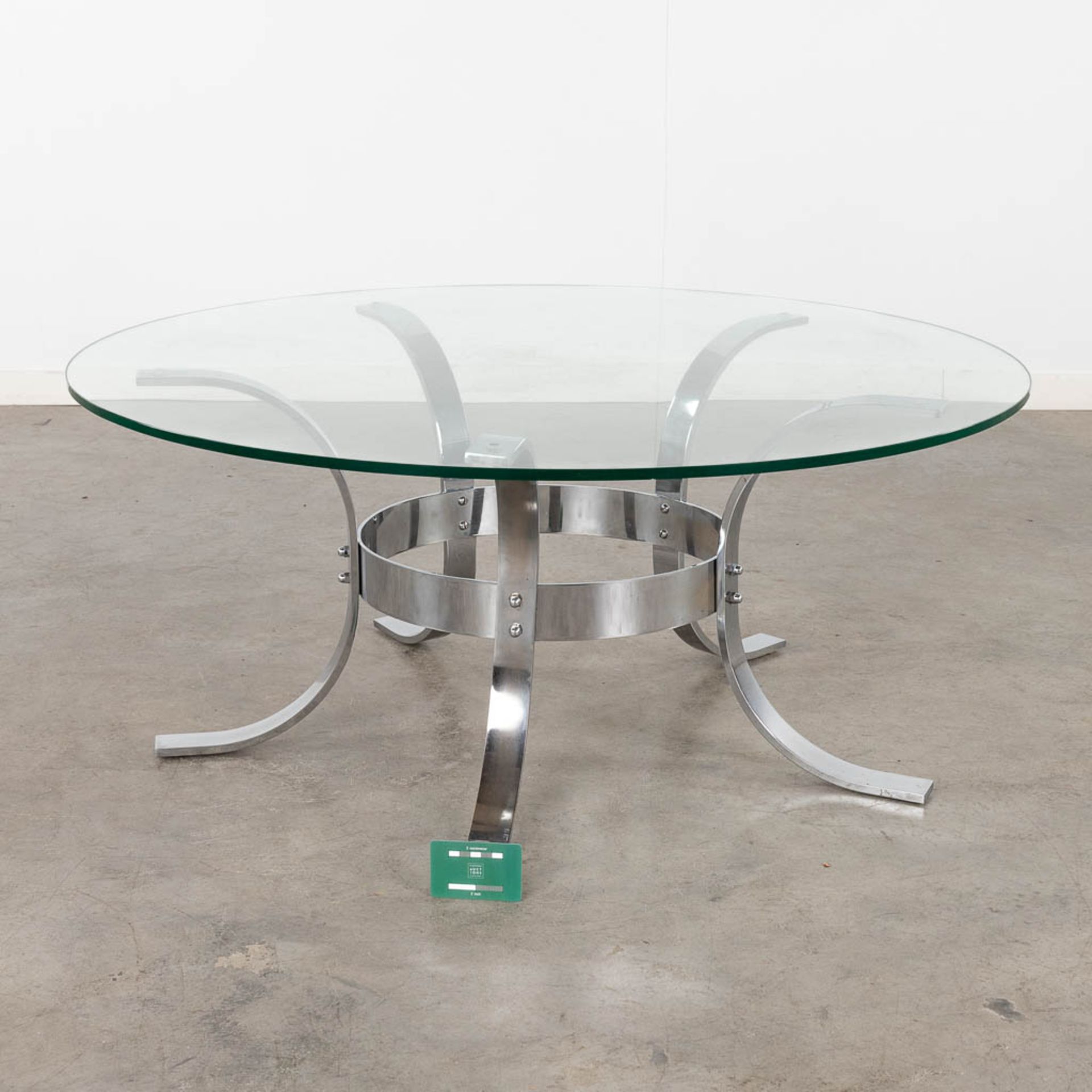 A round coffee table, chrome and glass. Circa 1970-1980. (H:42 x D:100 cm) - Bild 2 aus 6